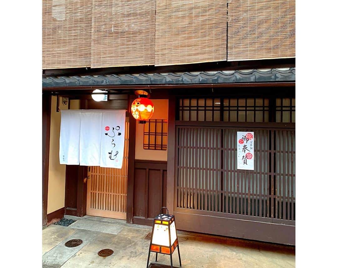 百合華さんのインスタグラム写真 - (百合華Instagram)「京都祇園の風情ある四条花見小路を下がったところにある『祇園 ぷらむ』にて貸切ディナータイム🍽💕  今回はアラカルトで好きなメニューを好きなだけいただきました🎶  プラム特製ピラフは大盛りにして貰っちゃったww✨✨✨  偶然出逢った仲良しメンバーも一緒なってワチャワチャしながら、みんなで愉しいひとときを過ごす事が出来ました💖  #japan #日本 #kyoto  #京都 #祇園 #花見小路 #祇園ぷらむ #ぷらむ #dinnertime  #ディナータイム #貸切 #アラカルト #好きなものを好きなだけ  #仲良し #みんなで一緒に  #愉しいひととき #誰と食べるかが大事」7月22日 11時12分 - yurika.lovelily