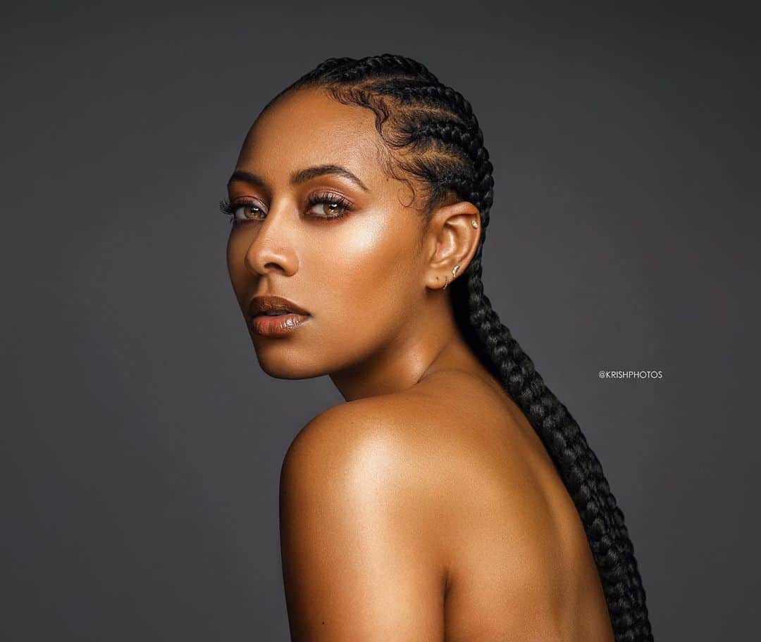 ケリー・ヒルソンのインスタグラム：「I handle the inner glow, @krishphotos takes care of the outer. 🍯✨  makeup by @shelby.rose.artistry braids by @ezbeautified  baby hair by @kerihilson」