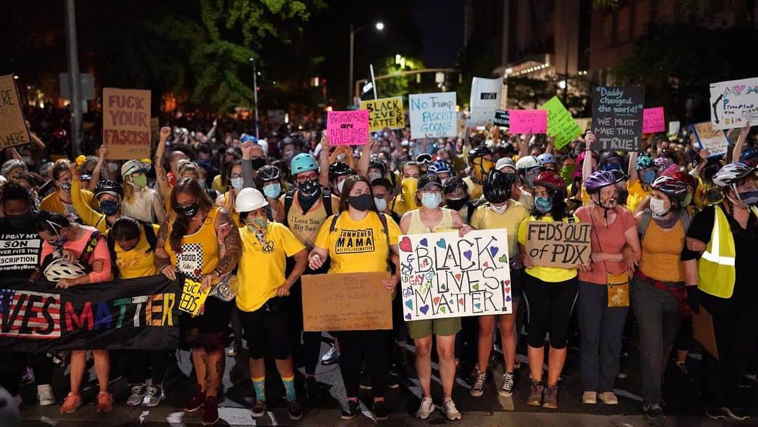 E! Onlineさんのインスタグラム写真 - (E! OnlineInstagram)「“Feds stay clear! Moms are here!” A #WallOfMoms form a barricade to protect protesters in📍Portland, Oregon. (📷: natsclair/Getty/Shutterstock/AP)」7月22日 11時19分 - enews