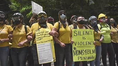 E! Onlineさんのインスタグラム写真 - (E! OnlineInstagram)「“Feds stay clear! Moms are here!” A #WallOfMoms form a barricade to protect protesters in📍Portland, Oregon. (📷: natsclair/Getty/Shutterstock/AP)」7月22日 11時19分 - enews