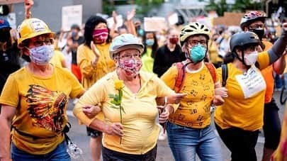 E! Onlineさんのインスタグラム写真 - (E! OnlineInstagram)「“Feds stay clear! Moms are here!” A #WallOfMoms form a barricade to protect protesters in📍Portland, Oregon. (📷: natsclair/Getty/Shutterstock/AP)」7月22日 11時19分 - enews