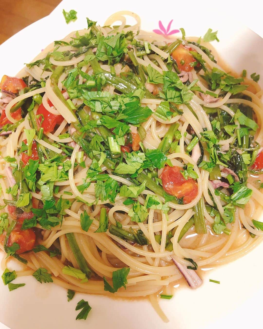 嶺恵斗さんのインスタグラム写真 - (嶺恵斗Instagram)「斬新パスタ🍝 ・ 一度作ってみたかったらしい イカの塩辛パスタ。  一瞬えっ⁉️ と思ったけど何故かクセになる味  もう一品は ミートボール的なものが入った 名前忘れました。。。 何かを一振りしたらお店の味に✨ 料理は一手間が大事だと実感。  ご馳走さまでした❣️ ・ #ある日の晩ごはん  #おうちごはん  #パスタレシピ  #料理は愛情 #勉強になります  #主婦日記 #嶺恵斗  #頑張れ自分  #love #pasta #homemade」7月22日 11時20分 - etsuko__7