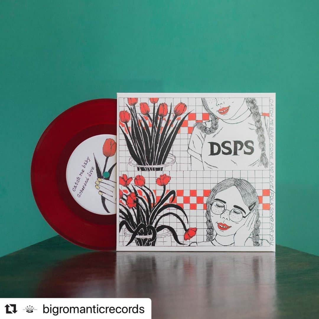Helmet&Underground RIKOのインスタグラム：「Cover Artを描かせていただいたDSPSの🆕7inchが発売しました🌷とてもとても最高なのです❤️沢山の人に届きますように🎸　　　 Repost @bigromanticrecords  ・・・ :::: 正 式 發 行 ::::﻿ ﻿ DSPS「Catch Me Baby Come and Dive」/「Folk Song For You」7 inch 本日リリース！ ﻿ ﻿ -﻿ ﻿ 🌹 バンドの新境地を切り開くリズミカルで心地よい新曲「Catch Me Baby Come and Dive」﻿ ﻿ 🌹 ファンの間でアナログリリースが熱望されていたこちらも爽やかなポップソング名曲「Folk Song For You」﻿ ﻿ 今夏を彩る爽やかなポップナンバー2曲を収録の大推薦DSPS両A面7インチシングル本日発売です！﻿ 各提携レコード屋やオンラインショップでご購入頂けます。﻿ ﻿ ＊デジタルダウンロードコード付き＊﻿ ﻿ -﻿ ﻿ 🌹 將為樂團畫下新一頁的音樂風景、富有絕妙韻律感的舒心曲目——「Catch Me Baby Come and Dive」﻿ ﻿ 🌹 樂迷們眾所盼望「黑膠化」、爽朗輕快的名曲代表作——「Folk Song For You」﻿ ﻿ 今年夏天，最沁人心脾的新作登場！﻿ DSPS 全新雙 A 面 7 吋彩膠今日正式上架， 各大通路同步開放販售中！﻿ ﻿ ＊＊歌曲皆含數位下載序號＊＊﻿ ﻿ ∷∷∷∷∷∷∷∷∷∷∷∷∷∷∷∷∷∷∷∷∷∷∷∷∷∷∷∷∷∷∷∷∷﻿∷∷∷∷∷∷∷ ﻿ 日本販売店﻿ ﻿ ➠ HMV 渋谷 / HMV EC﻿ ➠ disk union﻿ ➠ ココナッツディスク 池袋﻿ ➠ Disques Blue-very﻿ ➠ 大阪 FLAKE RECORDS﻿ ➠ 大阪 HOLIDAY!RECORDS﻿ ➠ 京都 SECOND ROYAL RECORDS﻿ and more﻿ ﻿ ﻿ 台灣販售店家﻿ ﻿ ➠ PAR STORE﻿ ➠ M@M RECORDS﻿ ➠ Waiting Room﻿ ➠ 台北 月見ル君想フ﻿ ➠ 台中 元氣唱片行﻿ ➠ 蔦屋書店南港店﻿ ➠ 誠品書店信義店﻿ ➠ 誠品書店台南文化中心﻿ ➠ 誠品網路書店﻿ and more﻿ ﻿ ∷∷∷∷∷∷∷∷∷∷∷∷∷∷∷∷∷∷∷∷∷∷∷∷∷∷∷∷∷∷∷∷∷﻿∷∷∷∷∷∷∷ ﻿ 🌐ONLINE SHOP 網路商店﻿ http://www.bigromanticrecords.com/onlineshop﻿ ﻿ ∷∷∷∷∷∷∷∷∷∷∷∷∷∷∷∷∷∷∷∷∷∷∷∷∷∷∷∷∷∷∷∷∷﻿∷∷∷∷∷∷∷ ﻿ 《release info》﻿ ﻿ Artist：DSPS﻿ Title：「Catch Me Baby Come and Dive」/「Folk Song For You」7inch﻿ ﻿ 収録曲：﻿ 表面 「Catch Me Baby Come and Dive」﻿ 裏面 「Folk Song For You」﻿ ﻿ 品番：BRRCD-049﻿ 価格：1800yen(税別）/ 600 NTD﻿ 発売日：2020年7月15日（日本台湾同時発売）﻿ ﻿ ﻿ 《more info》﻿ ﻿ https://www.bigromanticrecords.com/post/dsps_7inch_release_2020﻿ ﻿ ∷∷∷∷∷∷∷∷∷∷∷∷∷∷∷∷∷∷∷∷∷∷∷∷∷∷∷∷∷∷∷∷∷∷∷∷∷∷∷∷#rikohelmetcoverart」