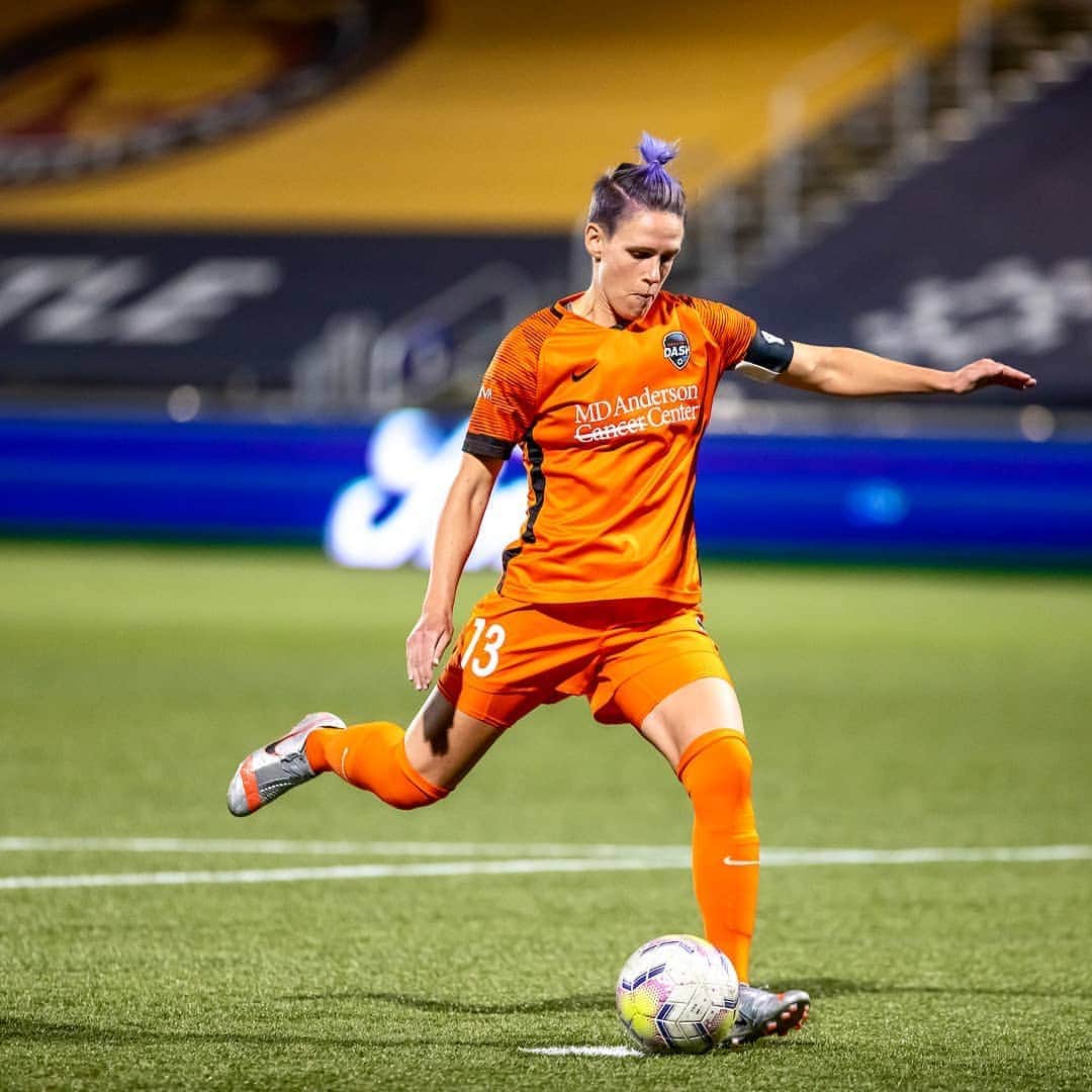 ソフィー・シュミットのインスタグラム：「It's all on the line, it's semi's time! 🍟 10.30am MT @riotintostadium Watch us take on the Thorns.  💻 @cbsallaccess  . . #NWSL #nwslchallengecup #holditdown #DashTFOn #Houston」