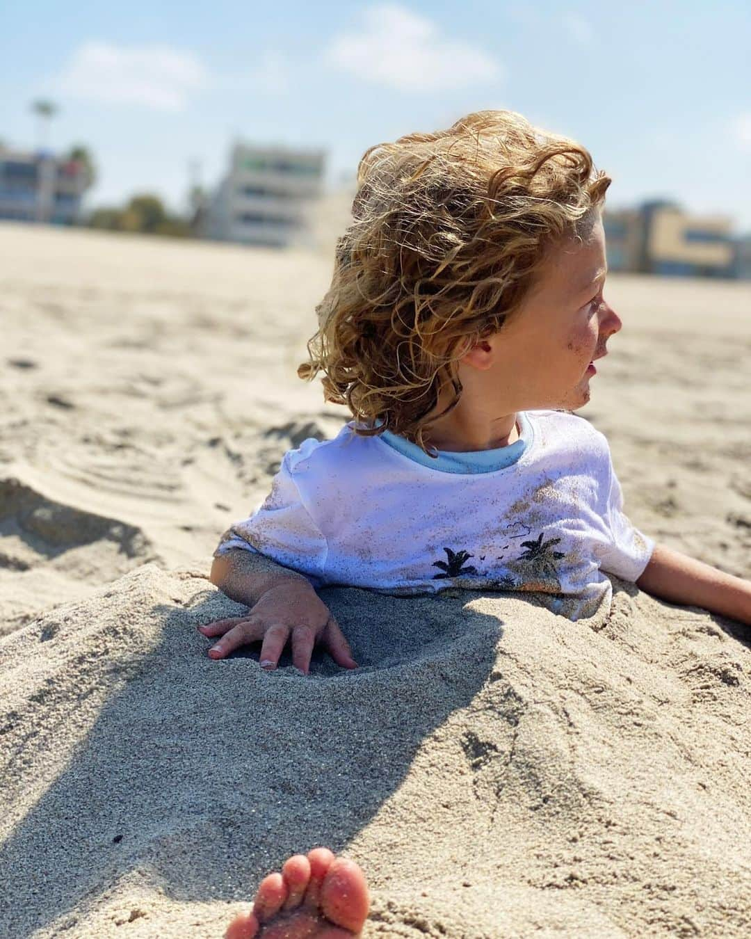 ホイットニー・ポートさんのインスタグラム写真 - (ホイットニー・ポートInstagram)「So many amazing moments within moments here. Watching Sonny beat to his own drum, wonder about the sky (that chin cut is tragic btw. He tried to copy Timmy doing a backwards jump into the pool and didn’t quite clear the edge 🤕), zits on the tips of noses that humble you and inspire you to turn vain thoughts into meaningful conversations with @celestethomas, burying Sonny in sand which led to me remembering burying my dad in the sand and all of it sticking to his chest hair, and conversations between your spouse that are interrupted and forgotten but don’t matter cause your kid has got to pee and it’s cool you have a 3 year old who tells you when they have to pee. All the small things within small moments are what matters.」7月22日 11時27分 - whitneyeveport