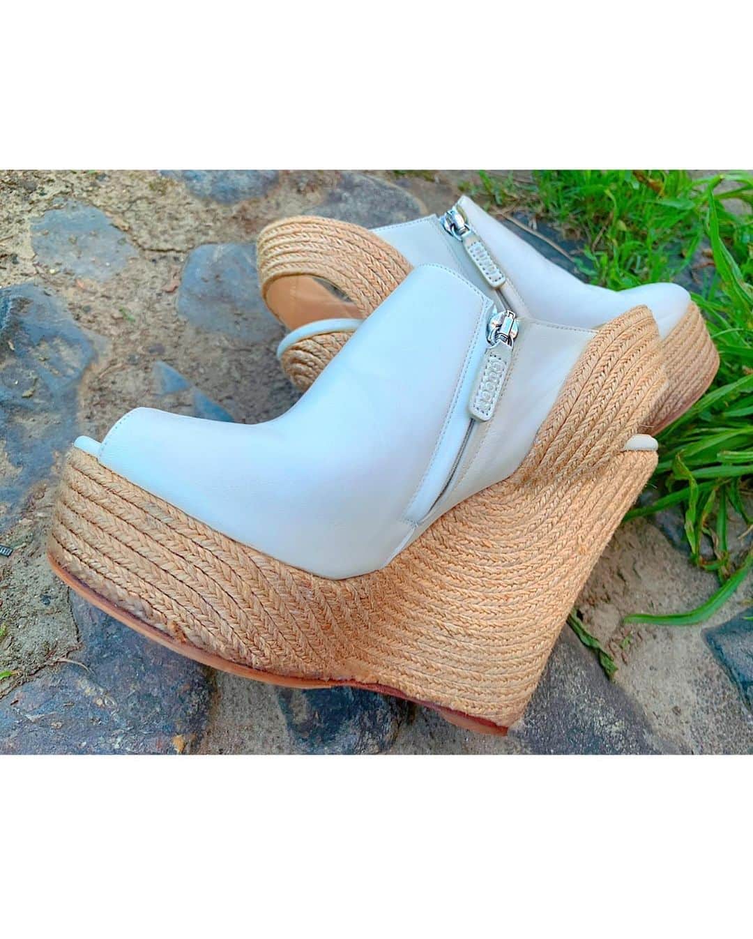 百合華さんのインスタグラム写真 - (百合華Instagram)「お気に入りのブーサンを綺麗にお直ししていただきました💋  #gucci  #ブーサン #ウェッジソール #本革 #お気に入り #お直し #thankyousomuch  #どうもありがとう #大切にします  #歩きやすい #素敵な靴は素敵な場所へ連れて行ってくれる  #お散歩」7月22日 11時29分 - yurika.lovelily