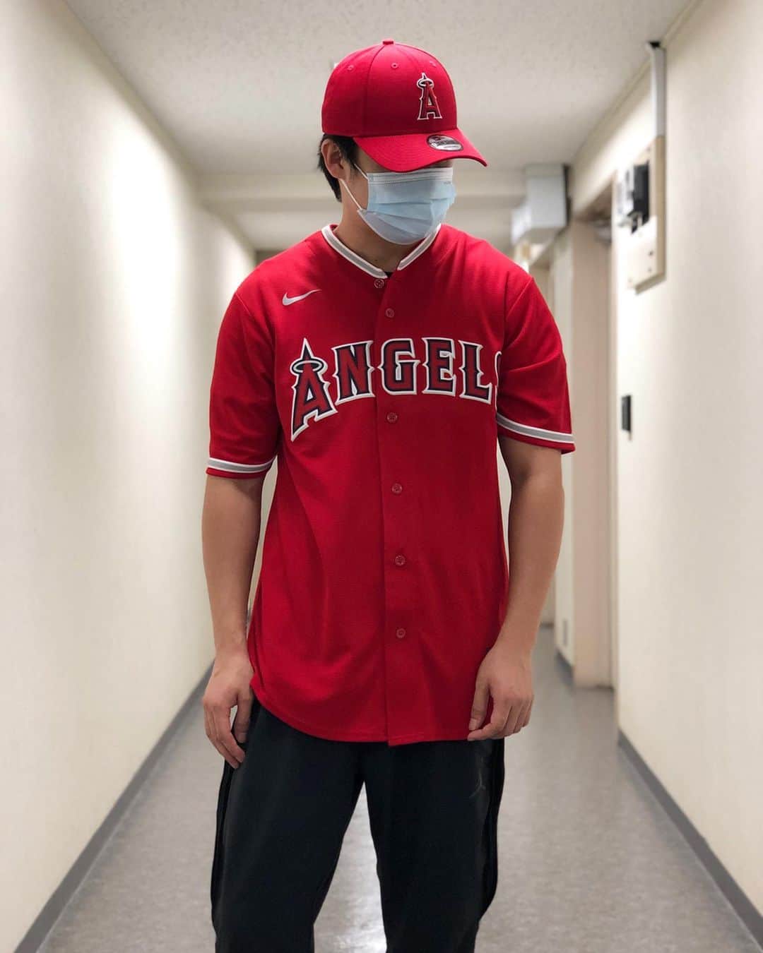 のインスタグラム：「.﻿ 一個前のポストで、前からの写真載せ忘れていたので…💦 ﻿ 身長176cm、Mサイズ着用✴︎﻿ ﻿部分的にちょっと少しだけ窮屈に感じる部分あり。(トレーニングしてるため) 個人差はありますが、176cmくらいの身長で普通体型の方ならMが綺麗に着れておすすめかなぁと思います😊 ややタイトめ切るならM。 オーバーサイズ気味に。重ね着しても大丈夫なように！タイト目は嫌！ゆとりが欲しいなどの場合はLサイズがいいかなと思います🥺※個人差はありますので参考までによろしくですっ🥺💦🙏 ﻿ ﻿ ﻿ #mlb #nike #ナイキ #ナイキコーデ #ジャージコーデ #mlbユニフォーム #ユニフォーム #ユニフォームコーデ #スポーツウェア #スポーツコーデ #ストリートファッション #セレクション新宿 #セレクション大阪 #mlb好き集まれ🇺🇸 #大谷翔平 #オオタニサン #ビッグフライ #angels #エンゼルス #showtime #二刀流」