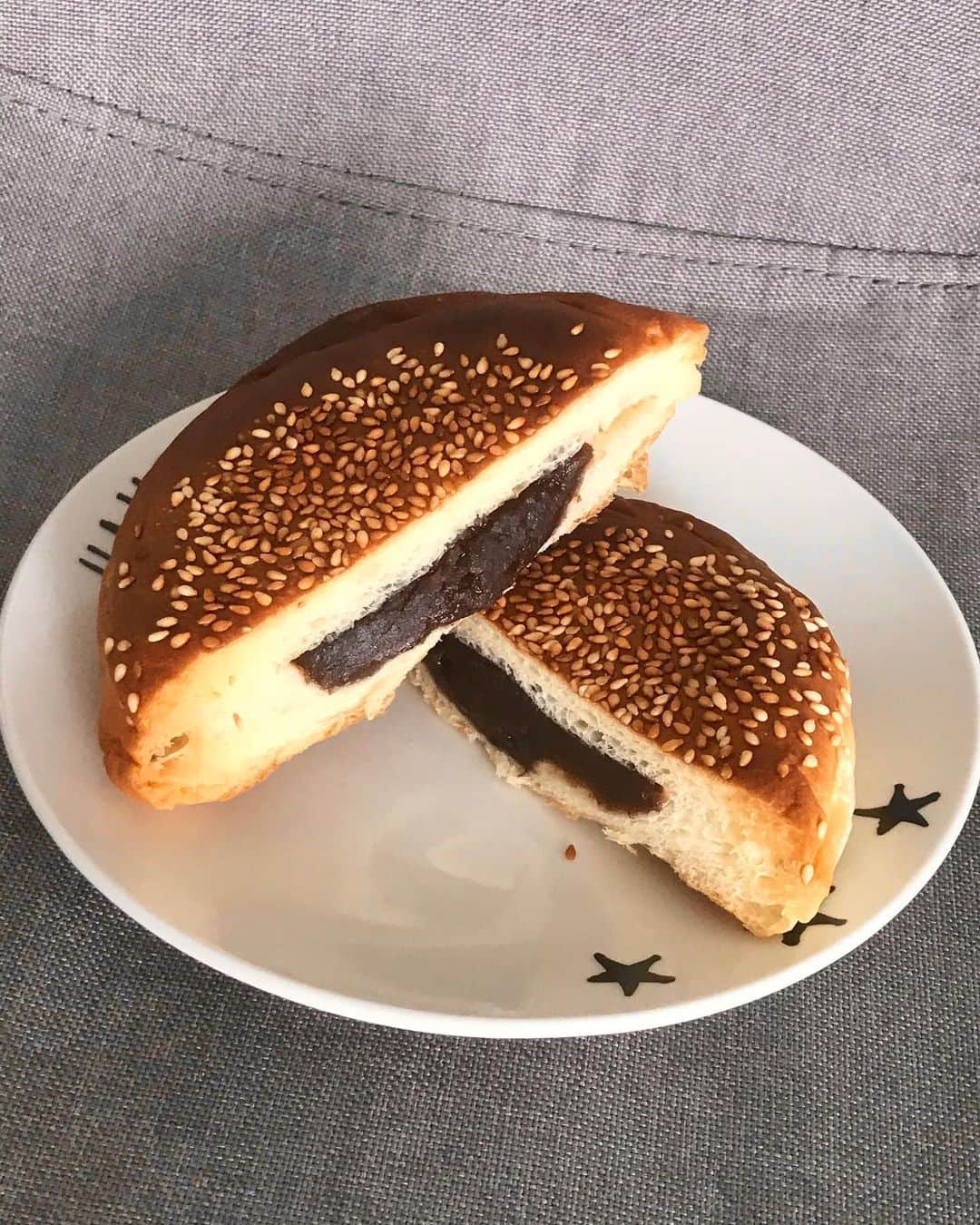 Li Tian の雑貨屋さんのインスタグラム写真 - (Li Tian の雑貨屋Instagram)「Not tau sar piah 👅 👅👅  but just a yummy $1 red bean bun turned from white to golden in the oven. Generous filling for the price!   • • • #singapore #desserts #igersjp #yummy #love #sgfood #foodporn #igsg #ケーキ  #instafood #gourmet #beautifulcuisines #onthetable #breadstagram #cafe #sgeats #f52grams #bake #sgcakes #bread #feedfeed #pastry #foodsg #sesame #breakfast #cheapeats」7月22日 11時40分 - dairyandcream