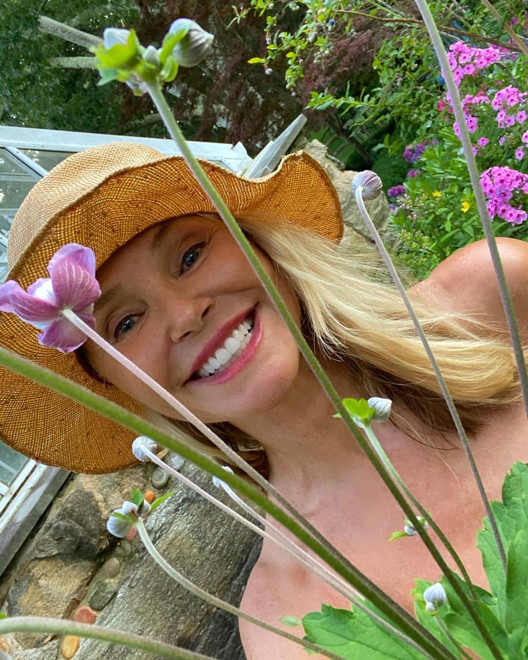 クリスティ・ブリンクリーさんのインスタグラム写真 - (クリスティ・ブリンクリーInstagram)「Summery Day in the Garden.  🌱🌸🌼🌻🐝🐓🍇🍆🍅🥬」7月22日 11時36分 - christiebrinkley