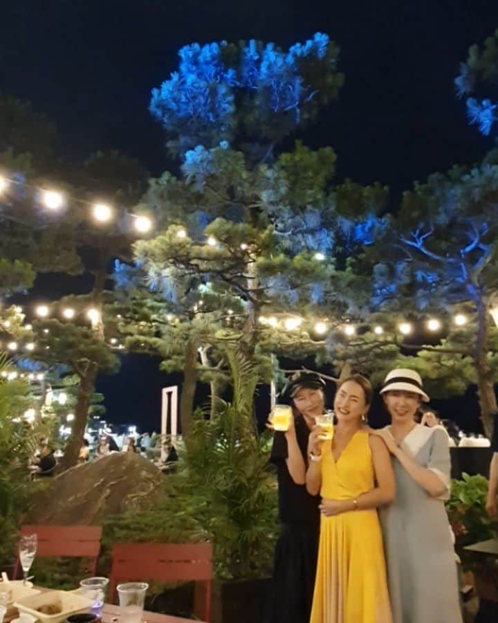 ミン・ヨンウォンのインスタグラム：「우리 청담동 언니들과 부산에서 🥂🔥🔥🔥 . 라라랜드 페리언니 @ppym10 축하하는날 💛🧡💜 부산미코진 엄마 레이첼 언니랑  @racheleunyoung_kim ❤💜🧡 우리 남푠이랑 부산 형님 언니 까지 ㅎㅎ^^* . 남펴니 센스있게 언니한테 로제 샴페인 선물..언니가 또 맛난 와인 선물 . 아기 낳고 가장 마니마신날 #넘좋아 . 처녀였음 당장 일어나서 춤췄겠지만.. 요즘 민서 어머니여서 아들생각에 살짝 추춤했옹 ㅋ #허리삐그덕 . . . . . . 이번 부산 미코진~류서빈~~제일 예뻐요♡ 똑똑하고 심성도 곱고 몸매 얼굴 다 쵝오!! 무조건 미스코리아 진!!!가즈아~~~~~!!!!!! 모두 류서빈 응원해주시고 밀어주세요~~👏👏👏👏👏🙏🙏🙏🙏🙏 #부산댁 #불토 #샴페인 #먹방 #푸드파이터 #16갤아기 #사랑해 #애교쟁이 #먹방요정 #육아일기 #신혼일기 #육아맘 #육아소통 #일상 #소통 #맞팔 #데일리 #황금돼지띠아들 #오오티디  #베이비스타그램 #foodfighter #baby #babyboy #love」
