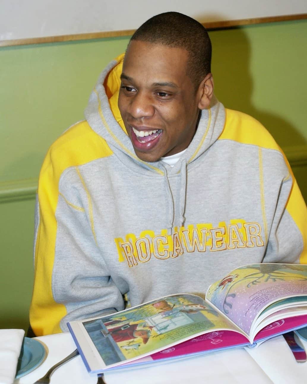 POPEYE_Magazineさんのインスタグラム写真 - (POPEYE_MagazineInstagram)「Reading Style Sampleは本を読む姿のスナップだ。こちらはJay-Z！18年も前だけど（笑）、自分の＜ROCAWEAR＞のフーディを着て笑顔で読んでいるのは絵本だ。NBAの、子供たちへの絵本の読み聞かせ活動に参加したときの１ショット。ちなみに子供の頃のJay-Zは、読書といえばもっぱら辞書だった。#popeyemagazine #summerreading #stylesample #jayz」7月22日 11時36分 - popeye_magazine_official