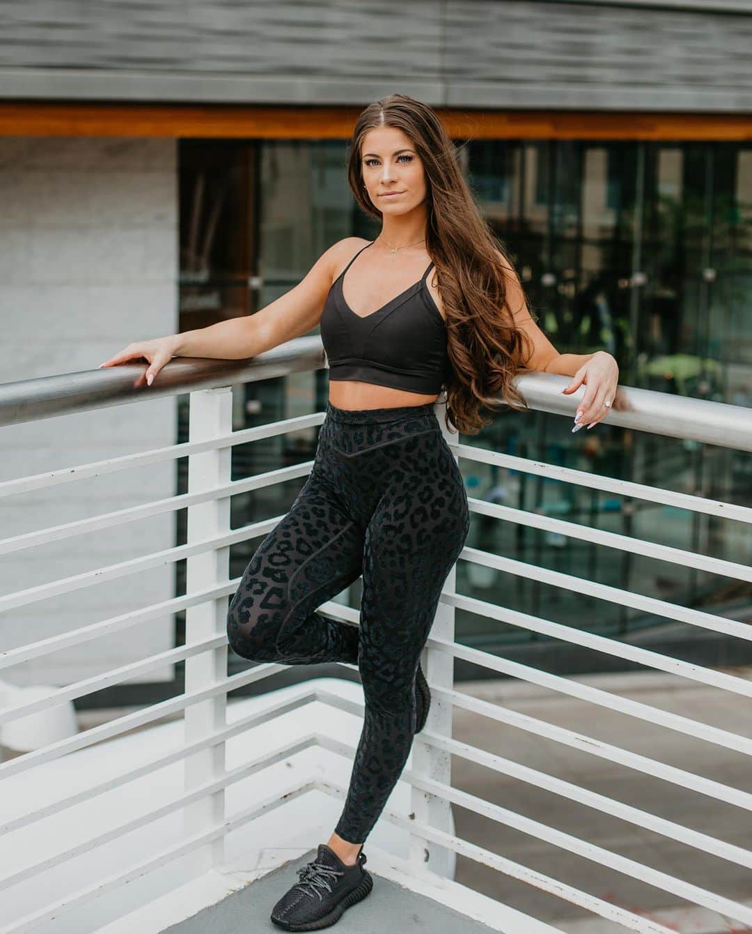 Paige Reillyさんのインスタグラム写真 - (Paige ReillyInstagram)「Since 2016, I’ve told myself “ok this is my year” once I feel like things are going good - as if I’m expecting that magically in a year my life will become picture perfect and everything I’ve always dreamed of (???)⁣ ⁣ I’ve said this year after year and every year has had highs and lows, wins and losses. MY year isn’t really a thing & just because things aren’t how I perfectly planned in my head, doesn’t mean amazing things haven’t happened and amazing strides haven’t been made.⁣ ⁣ Idk if that makes sense, but it’s like that all or nothing mentality where if I didn’t accomplish EVERYTHING I wanted to, the other accomplishments just didn’t matter?? Dumb lol. But, accepting the highs & lows is important. Knowing that just because things feel low right now - it doesn’t mean it’s not “your year” or you can’t still do the things you set you to do 🖤 No year will ever be perfect - just keep it movin⁣ ⁣ Outfit: @balanceathletica - launching July 27th!!!!! 12pm MDT!!!!! I’m dying of excitement 🙌🏻 I’m wearing a small bra & XS leggings 🥰⁣ ⁣ Stay tuned for a balance gift card giveaway & also a new exciting giveaway announcement for using my link 😇🤫」7月22日 11時45分 - paigereilly