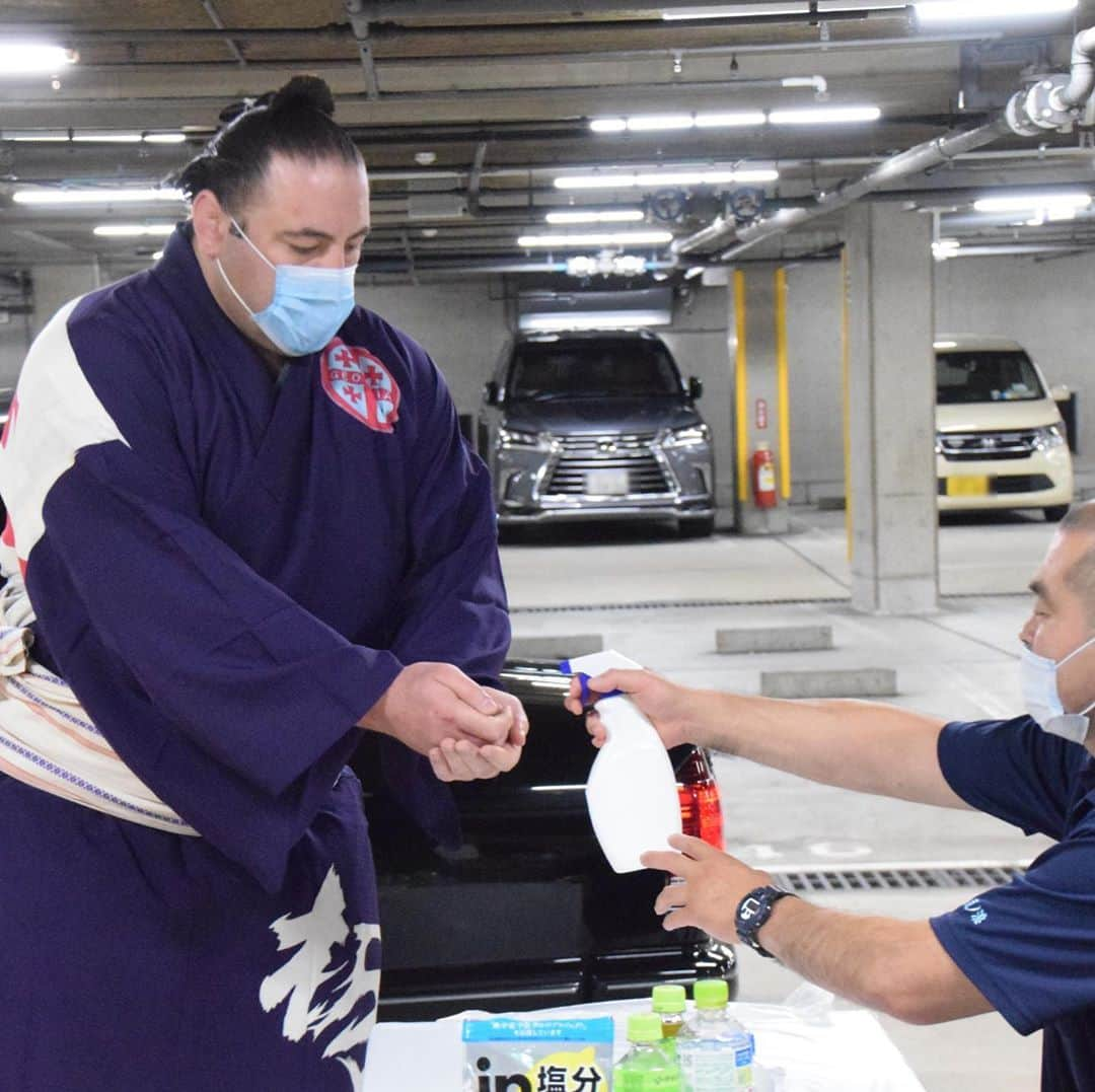 日本相撲協会さんのインスタグラム写真 - (日本相撲協会Instagram)「場所入りの関取です。 今場所、車で場所入りしている関取は、駐車場からの場所入りになります。  #sumo #相撲 #大相撲 #7月場所 #七月場所 #両国国技館 #国技館 #炎鵬 #琴勝峰 #阿炎 #栃ノ心 #隆の勝 #遠藤 #朝乃山 #貴景勝 #白鵬」7月22日 11時45分 - sumokyokai