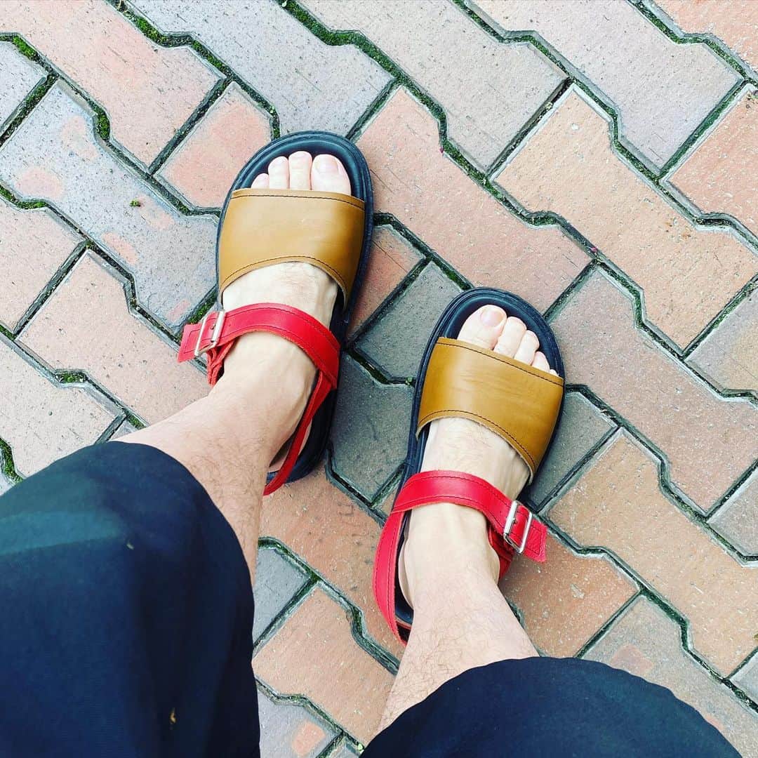 Taku Takahashiのインスタグラム：「marniのサンダル  買ってから1年以上経つけど、今年も現役。夏は殆どサンダル。サンダル選びのポイントは、かかとが痛くならないこと。あとデザインに遊びがあること。marniはacneの次に良く着てるブランド。家具も服も好みのストライクゾーンが狭いから、今年は好きなのに出会えてないからサンダルはこれのみになるかな。」