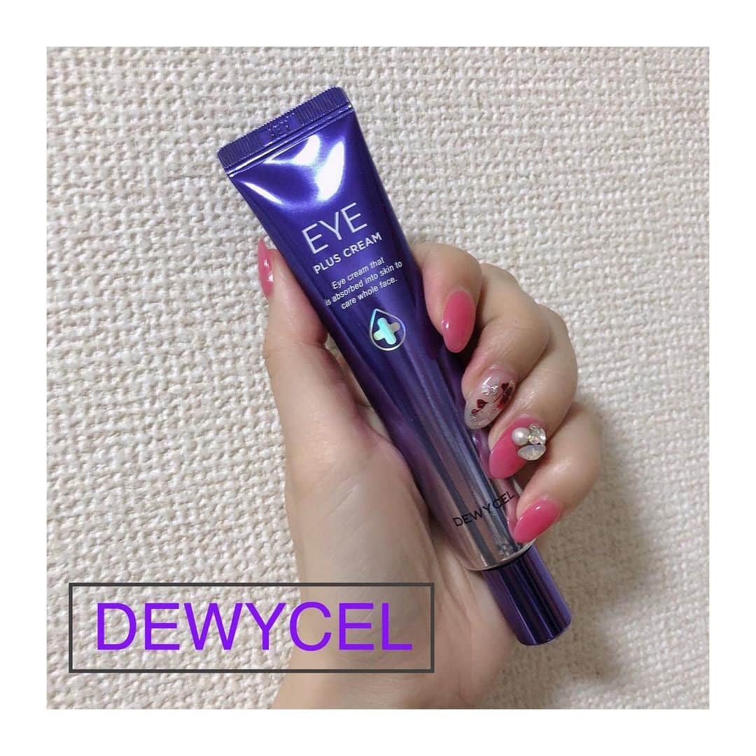 愛聖りさのインスタグラム：「.﻿ 【DEWYCEL vol.2】﻿ .﻿ こちらはアイクリーム😌﻿ .﻿ 実はアイクリーム自体初めて使いました😳﻿ アイクリームって目元だけかなと思ってたけど﻿ 鼻や口周りにも使えると聞いて感激👏✨﻿ 最近ほうれい線が気になってきたので﻿ 口元にしっかり塗ってます👄﻿ 伸びがよくて少量で済むので﻿ 貧乏性の私にはありがたい🥺笑笑﻿ .﻿ #dewycel #デュイセル #dewyholic #preciousvaluabledewycel #ニキビ #アイクリーム #アンチエイジング #若さを保ちたい」