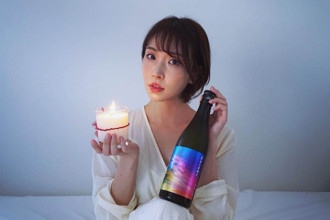 児玉アメリア彩さんのインスタグラム写真 - (児玉アメリア彩Instagram)「【若手の夜明け2020 Nine colors summer ぼくらにできること】で #おうち日本酒グラビア﻿ ﻿ ﻿ 全国の若手日本酒蔵元９蔵で結成されたイベントチーム「若手の夜明け」﻿ ﻿ コロナ禍で今年はそのイベントが開催できなくなってしまったのですが、﻿ そんな９蔵のお酒をアッサンブラージュして発売された、特別酒です﻿ ﻿ 私は「ベーシックタイプ」と「全国新酒鑑評会出品酒タイプ」を購入🙌﻿ (他には「夏酒タイプ」もあります)﻿ ﻿ ﻿ ﻿ 🌸全国新酒鑑評会出品酒タイプ﻿ ﻿ 📷ラベルのグラデーション感が綺麗！﻿ 暗い照明×キャンドルで"夜明け感"をイメージして撮ってみました﻿ ﻿ あじわいは、白いお花のような可憐で華やかな印象に、若々しさも少し感じます﻿ 爽やかな酸味が一気に広がり、心地良い苦味も。﻿ 9蔵のフラッグシップモデルの贅沢なブレンドです。﻿ ﻿ ﻿ 🌸ベーシックタイプ﻿ ﻿ 📷サイン色紙のメッセージ性が強いので、これはシンプルな、溌剌としたイメージで﻿ ﻿ 洋梨のような瑞々しさ、乳酸の香り、口に含むと豊潤なフルーティさが広がります。﻿ 「日常のどんなシーンにも寄り添える、上質な白のTシャツやデニムのようなお酒」というイメージの通り、カジュアルにどんなシーンでも楽しめる印象。﻿ ﻿ ﻿ ﻿ 大変な状況を迎えた今、さまざまな蔵が新しいチャレンジを進めていらっしゃいます﻿ ﻿ 負けずに折れずに前に進む全ての人の明日が﻿ さらに輝かしいものになりますように😌﻿ ﻿ ﻿ ﻿ ﻿ ﻿ ﻿ #本日の児玉酒 #portrait #instalike #misssake #児玉アメリア彩 #ミス日本酒 #日本酒 #日本酒女子 #日本酒インスタグラマー #ポン酒タグラム #sakemake #日本酒フォト #sakekampai #sakebottle #飲酒タグラム #酒スタグラム #日本酒で乾杯 #sakelover #sakephotography﻿ #sake #sakegirl #sakestagram #japanesesake #japanesemodel #selfie #selcagram」7月22日 17時22分 - aya_amelia_kodama