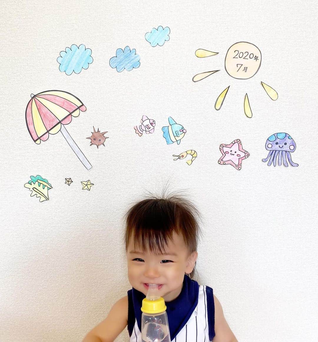 Momoeのインスタグラム：「. .  壁にお絵描きを貼る✏️ みよはこれを剥がしてぺったーん。 1日でぐちゃぐちゃに😝✨泣 . . #happy #家事 #育児 #family #家族 #boy #smile #男の子 #息子 #code #love #lucky #kids #子供 #thankyou #宝物 #ベビー #fashion #follow #心 #縁 #パパ #ママ #家族写真 #男の子ママ #赤ちゃん写真 #photo #子育て #1歳 #flower」