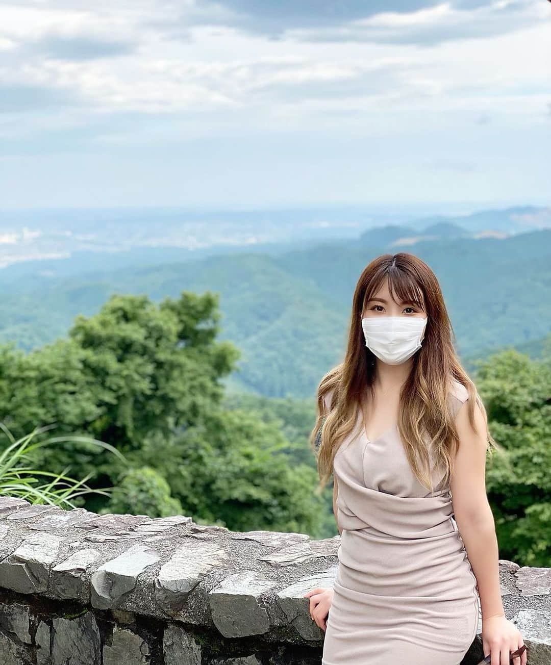 Momoeのインスタグラム：「. .  まさか山に行くと思わなくて ワンピースにヒールで行っちまったよの写真。笑 （ヒール写ってないけど） . .  #happy #家事 #育児 #family #家族 #boy #smile #男の子 #息子 #code #love #lucky #kids #子供 #thankyou #宝物 #ベビー #fashion #follow #心 #縁 #パパ #ママ #家族写真 #男の子ママ #赤ちゃん写真 #photo #子育て #1歳 #flower」