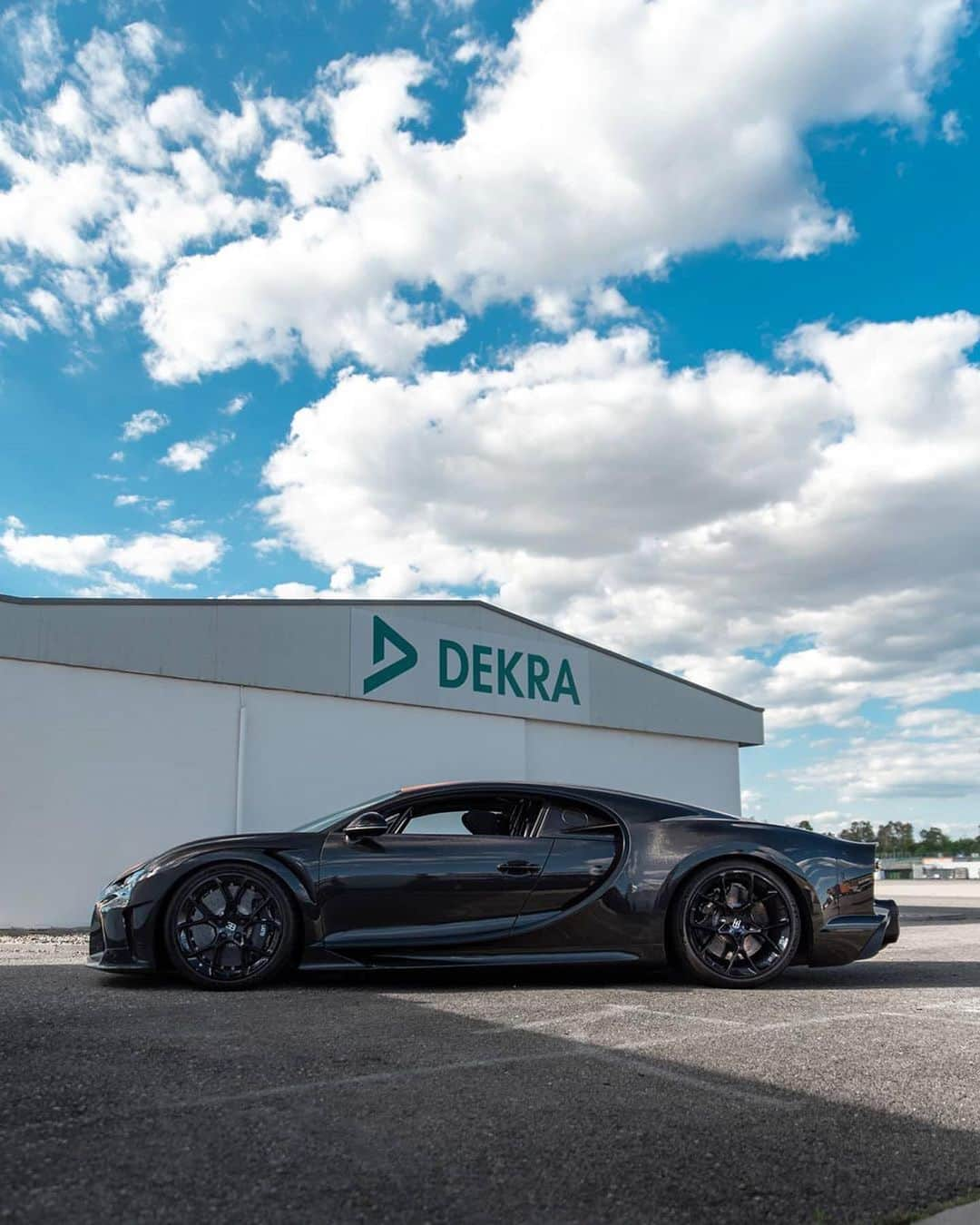 CARLiFESTYLEさんのインスタグラム写真 - (CARLiFESTYLEInstagram)「What’s the fastest speed you’ve gone? The Bugatti Chiron Super Sport with a top speed of 304.7mph. Photo by @j.b_photography #carlifestyle #bugatti #chironss」7月22日 11時55分 - carlifestyle