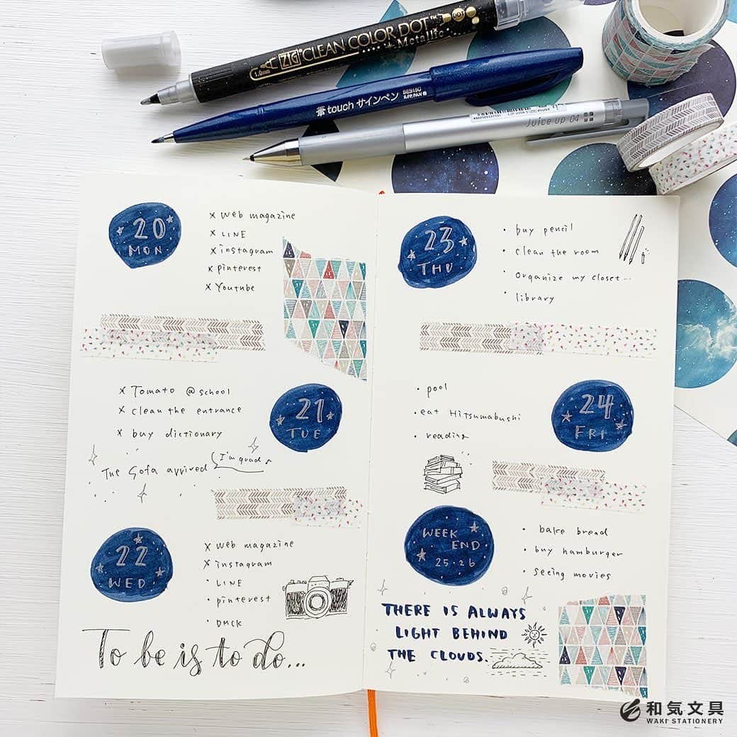 文房具の和気文具さんのインスタグラム写真 - (文房具の和気文具Instagram)「今回はネイビーとシルバーのペンを使って日付などを書いてみました。 夜空を切り取ったようなブルーブラックを使うと素敵ですね～。 ・ 白ペンとの違いですが、カラーペンの上に白ペンを使うと、白インクがカラーインクに少し馴染んでしまいますが、シルバーのインクは馴染まずしっかりONできるんです。 シルバーに限らずゴールドやその他のメタリックカラーも同様です。 ・ 新しい色を使ってみたいなーという時にもぜひお試しあれ♪ ・ #文房具好き #文具好き #文房具大好き #文房具好きな人と繋がりたい #文房具マニア #文房具屋 #文具店 #文具女子 #文具好朋友 #手帳デコ #手帳の使い方 #手帳時間 #手帳好きさんと繋がりたい #notebooklover #stationeryholic  #和気文具」7月22日 12時06分 - wakibungu