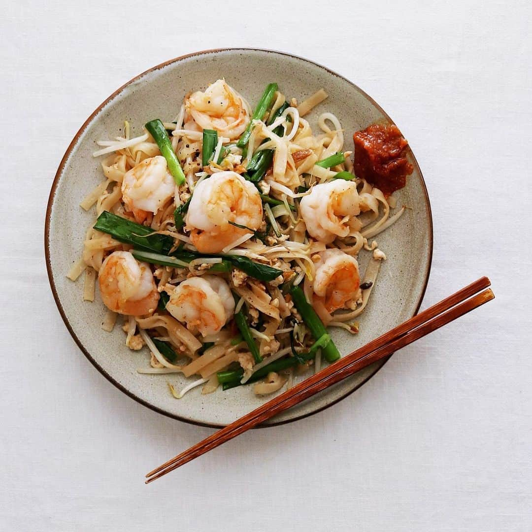 樋口正樹さんのインスタグラム写真 - (樋口正樹Instagram)「Pad thai . お昼ごはんにパッタイ。 エビちょい多めに入れ、 ナンプラーの味付けに おいしいガチョウ油と ラブパクちょい足しで。 . . . #お昼ごはん #パッタイ #タイ料理 #ラブパク #樋口さんちで麺類 #Padthai #thaifood #lovepaku」7月22日 12時07分 - higuccini