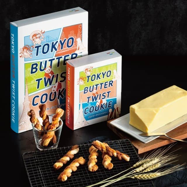 ユーハイム公式さんのインスタグラム写真 - (ユーハイム公式Instagram)「【東京エリア 駅ナカ限定の新商品！】  明日23日から、東京エリアの駅ナカ限定で新商品「東京バターツイストクッキー」を発売します！   名前の通り、クッキーとパイを「ツイスト」して、こんがり焼きあげました。 北海道産バターを100％使用したからこそ出せる、豊かな香りとサクッと軽やかな食感を、 夏のおやつタイムにお楽しみください。   ・東京バターツイストクッキー　10個入　税込789円／20個入　税込1,577円   ・取り扱い店舗（7月23日～） ユーハイム　エキュート上野店 マイスターシュトュック ユーハイム　エキュート東京店／エキュート大宮店 ボビーユーハイム　エキュート品川店／エキュート赤羽店  #ユーハイム #スイーツ #クッキー #パイ #ツイスト #バター #バター100パーセント #東京 #東京限定 #東京限定土産 #手土産 #手土産スイーツ #手土産にオススメ #おやつ #焼き菓子 #イラストレーション #マンガ #juchheim #sweets #cookie #pie #twist #butter #tokyo #gift #instasweets #sweetsgram #Illustration #manga」7月22日 12時00分 - juchheim1909