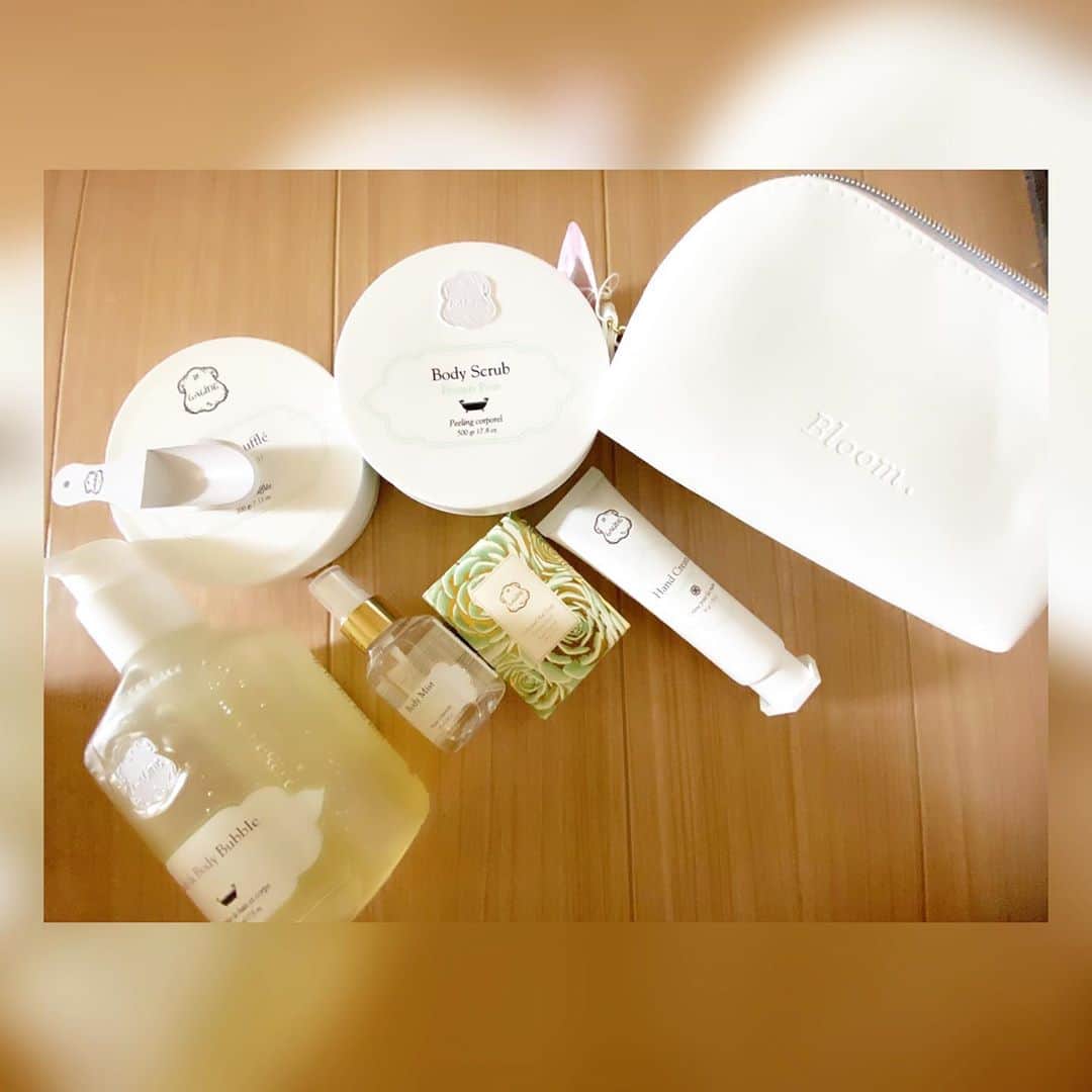 Momoeのインスタグラム：「. .  ボール先輩聖子さんから🎁💕💕 毎年プレゼントありがとうございます😭✨ 全部いい香りでお気に入り❤️❤️ スクラブはスベッスベになる✨✨ しゅったんに何度も触って🥺✨！ って言って感動を共有していた🌟笑 しゅったんの時はディズニーチケットで みよの時は毎日届くおしりふき... お返しどうしましょう😢笑 いつもいつも本当にありがとうございます😭💕 最近全然会えてないから 会いたいなぁ...。 . . #happy #家事 #育児 #family #家族 #boy #smile #男の子 #息子 #code #love #lucky #kids #子供 #thankyou #宝物 #ベビー #fashion #follow #心 #縁 #パパ #ママ #家族写真 #男の子ママ #赤ちゃん写真 #photo #子育て #1歳 #flower」