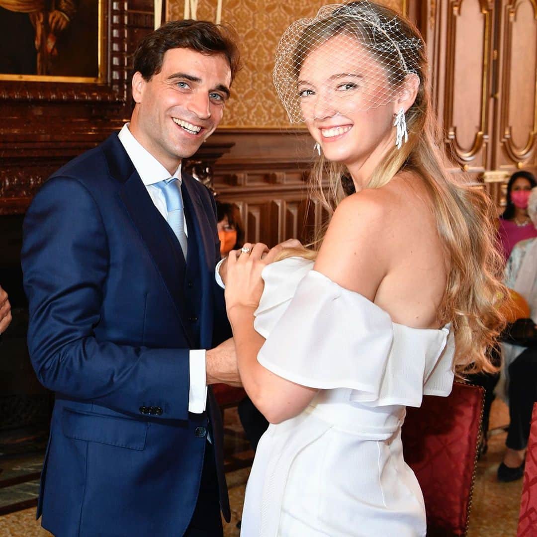 エル・マリアージュのインスタグラム：「かのハプスブルク家の流れを汲むオーストリア大公女、エレオノーレ・フォン・ハプスブルクが結婚✨🇦🇹✨ .. お相手はベルギーのレーシングドライバー、ジェローム・ダンブロシオで、現地時間の7月20日、モナコで民事婚の式を執り行ったそう。 .. オフショルダーのラッフルが可愛いミニドレスは、キャロリーナ・ヘレラ。ダウンヘアにネットチュールのファシネーター＆フリンジピアスもとってもお似合い😍 .. 最近、ベアトリス王女やヨルダンのラーイヤ王女など、世界各地からロイヤルやセレブのウエディングニュースが続々と到着。一般のウエディングもこれから増えていきますように🙏✨ .. Photo GETTY IMAGES .. #ellemariage #エルマリアージュ #プレ花嫁 #結婚準備 #おしゃれ婚 #2020夏婚 #2020秋婚 #2020冬婚 #2021春婚 #日本中のプレ花嫁さんと繋がりたい #ellebride #dreamdress #ウエディングドレス選び #みんなでエルマリアージュ #キャロリーナへレラ #CarolinaHerrera  #コンフォート婚 #少人数ウェディング #ハプスブルク家」