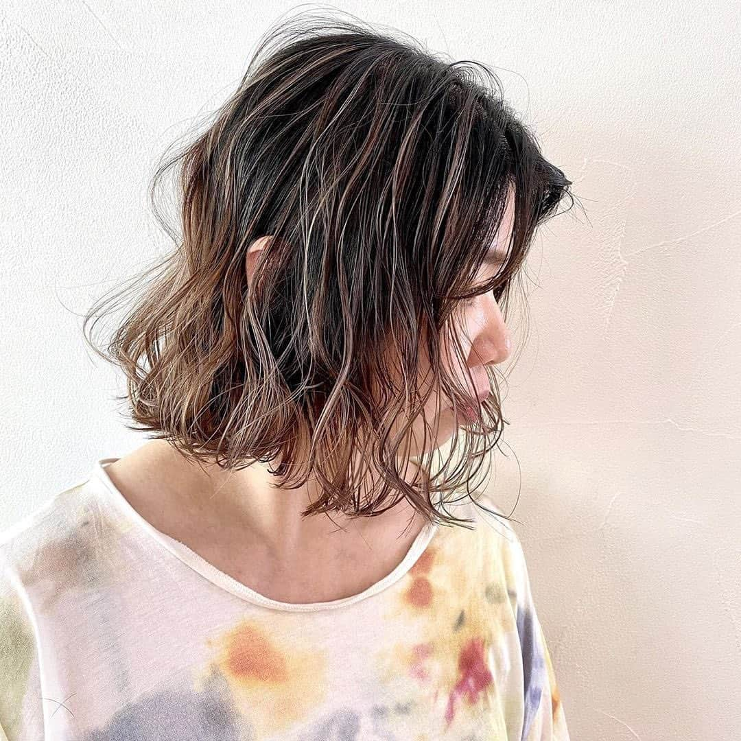 ALBUMさんのインスタグラム写真 - (ALBUMInstagram)「✔style by @nobuhair 【 #ALBUM動画_ヘアカラー 】 ↑別パターンはこちら↑  cut + color ¥3,500~ double color ¥8,000~ treatment ¥2,000~ etc... ※店舗により料金が異なります。 . . 【ハイライトグラデーション】 . . ◉プロママスター @hoyu_promaster  . . . こちらのスタイルは 新宿店のNOBU（ @nobuhair ） が担当いたしました！  何かご不明点がございましたら お気軽にコメントください。  担当スタイリストからも コメントいたします！  ALBUM（ @album_hair ） . . 【お問い合わせ先】 ALBUM OFFICE TEL / ‪03-6712-5547‬ FAX / ‪03-6712-5548‬ MAIL / info@album-hair.com . . . 《求人募集》 ALBUMでは、店舗拡大のため、随時スタッフ募集しております‼ . 「トレンドヘアーを、毎月通える価格で提供。」がコンセプトのサロンです。 めまぐるしく変化する世の中のトレンドを素早くキャッチし、誰にでも手の届くお手ごろなプライスで毎月通えるサロンを目指しております。 . . 《業務内容》 ①正社員スタイリスト ②業務委託スタイリスト ③中途アシスタント . . 《応募方法》 ALBUM公式Instagram TOPページに記載されております URLからご応募くださいませ。 www.album-hair.com/recruit . . #プロマスター #promaster #hoyu #ホーユー #ハイライト #グラデーション #ミディアム #ミディアムヘア #美容室 #ヘアスタイル #髪型 #ヘアセット #カラー #ヘアカラー #ハイトーン #ハイライトカラー #新宿#外国人風 #美容師 #髮型 #髮型師 #染髮 #剪髮 #中長髮#เสื้อผ้าแฟชั่น #ผมยาว#미디엄헤어#hair #mediumhair」7月22日 12時03分 - album_hair