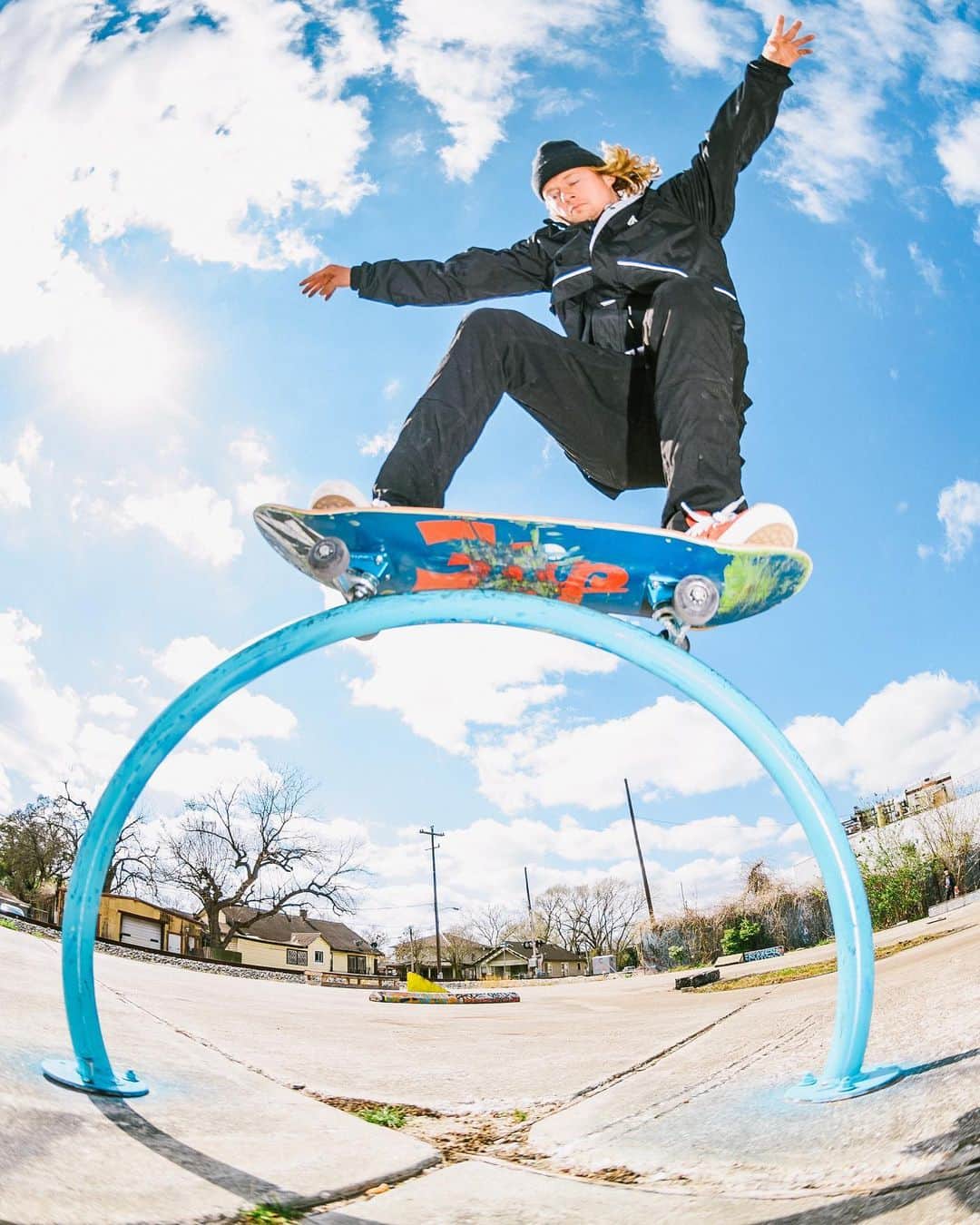 ボルコムのインスタグラム：「@alecmajerus jammin' in his @cjcollinsskate wind breaker! #taptoshop 📸  @shredcorn」