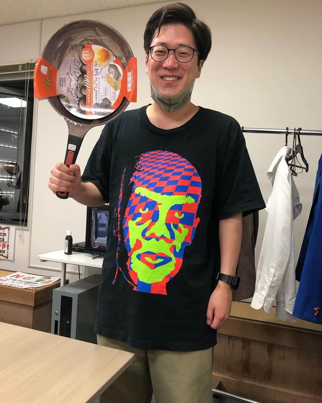 津田康平さんのインスタグラム写真 - (津田康平Instagram)「ひろきの誕生日にええフライパンをプレゼントしました🍳  裸で渡すと言うボケをしたので鞄に入れたらテニスラケットみたいになってました🎾🎾  おめでとう🎉🎉  #ネイビーズアフロ　ひろき #フライパン #テニス部 #否 #カブトムシ #さながらaiko #マルセイユ #よしもと漫才劇場」7月22日 12時06分 - marseille_tsuda