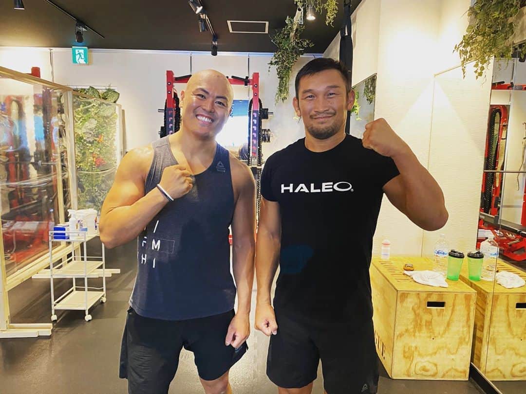 ストラッサー起一のインスタグラム：「トレーナーの中野君に朝7時から2時間、週4で体を鍛えて貰ってます💪 今、試合が決まってない時期にフィジカルを見直して今よりも強靭な肉体にしたいと思ってます。 体も生活週間にも自分の中で変化が出始めて良い感じ😊 引き続き頑張ります！  #MMA #総合格闘技 #格闘技 #キックボクシング #トレーニング」