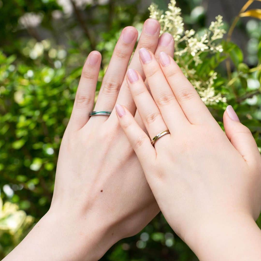 SORA ≪SORA表参道の公式アカウント≫のインスタグラム：「毎日身に着ける結婚指輪は、ふとしたときに目に留まる存在です。  だからこそ、ふたりの物語と色を込めて、見るたびにパワーをもらえる特別な指輪にしませんか？ . . . ぜひ『#結婚指輪sora 』のハッシュタグで SORAの写真を投稿してくださいね！ こちらのアカウントでリグラムさせていただきます♪ . #結婚指輪 #婚約指輪 #表参道 #金属アレルギー #金属アレルギー対応 #レアメタル #鍛造 #手作り #手作り指輪 #結婚指輪探し  #マリッジリング #エンゲージリング #ブライダル #ウェディング #プレ花嫁 #bridal #wedding #jewelry #creative #design #japaneseart #madeinjapan #2020夏婚 #2020秋婚 #2020wedding #ジルコニウム #ジルコニウムカラー」