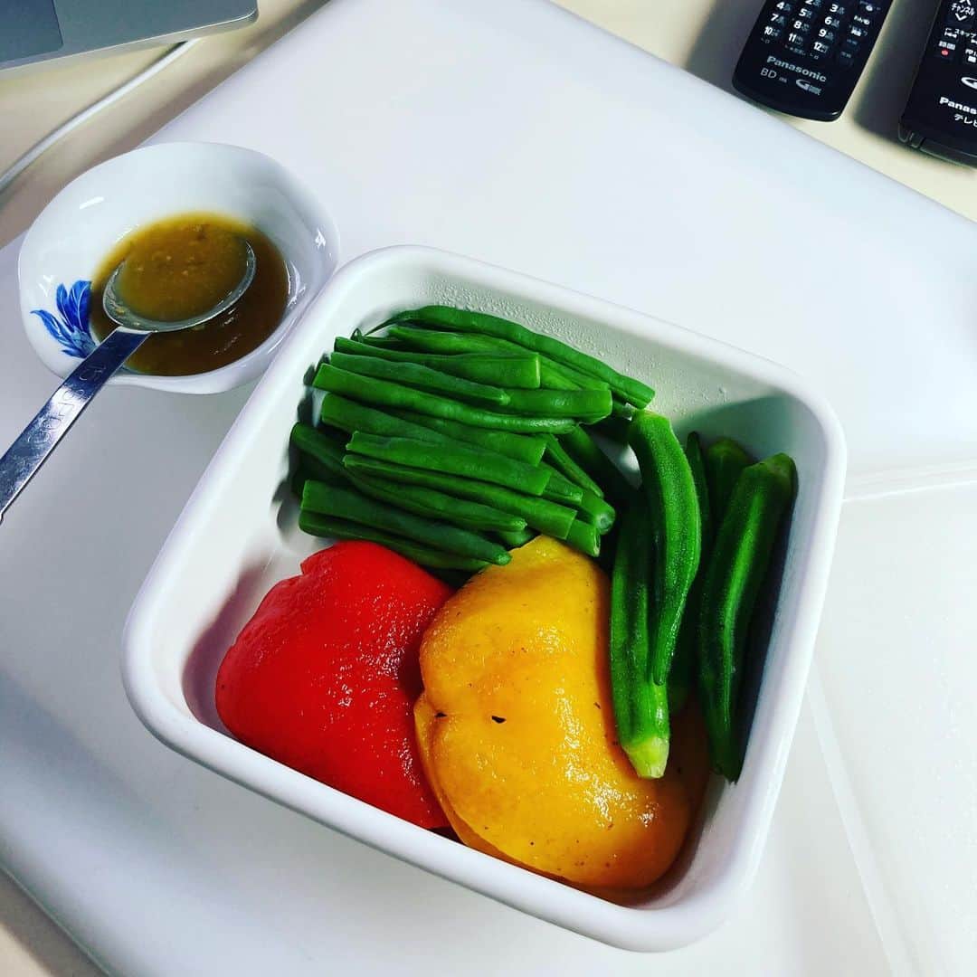 久保ミツロウのインスタグラム：「食メモ。 母から送ってもらった手作り梅酢味噌で夏野菜ばかり食べています。 ストロベリービネガーも最近買った。 成城石井の全粒粉ベーグル美味い。 ローソンの白いたい焼き。 くりこ庵の粒あんたい焼き。 佐世保のロンサンド(最高)。 宮崎のアンテナショップで買った冷凍ハンバーグめちゃくちゃ美味しい(マツコの知らない世界で紹介されてたらしい)。 棋聖戦をAbemaTVで観てたら紹介されてたお菓子が気になってデパートで探したモロゾフのファサージュ(読めない)。フランス語で木の葉🍃らしい。」