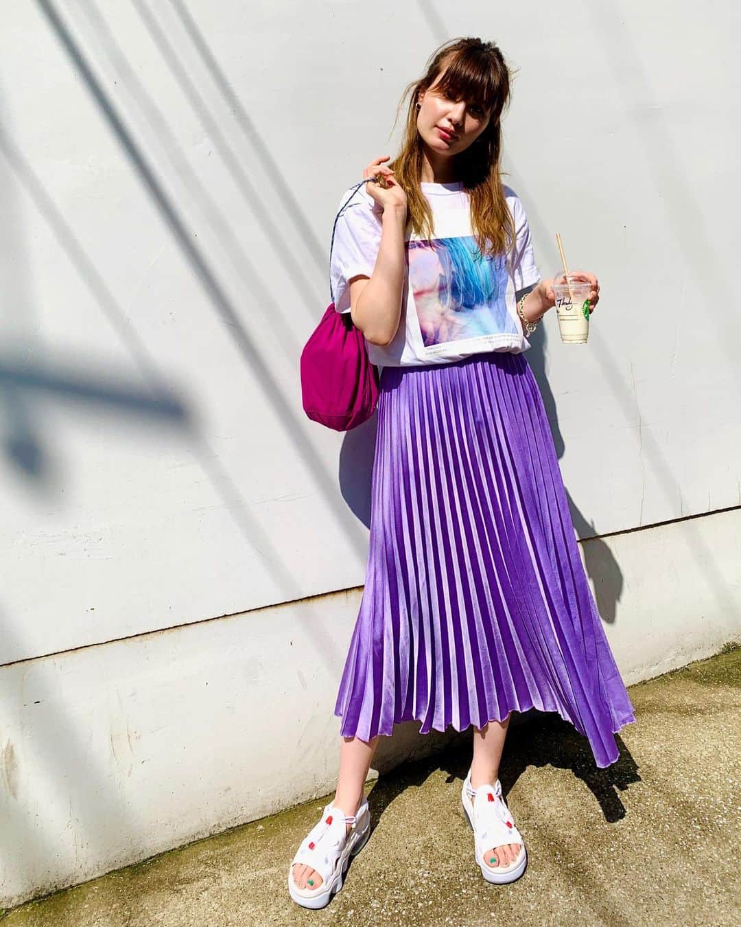 高松チェルシーリナのインスタグラム：「. おNew Tシャツ👕💕 @onebyone_equal のもので、プリントに写っている女性は....私です(^o^)/笑 私の写真を使って、デザインをしてくれました🥺嬉しぃ〜〜〜 生地もかなりしっかりしてるから長持ちしそうだし、色合いもすごく好き🥰💕 私が着ているのはメンズのMサイズ！ 大きめに着るのが可愛いと思います☺️💡 . #onebyoneequal#tshirt#ootd#zara#nikeairmaxkoko#ママコーデ#ナイキサンダル#ナイキエアマックスココ」