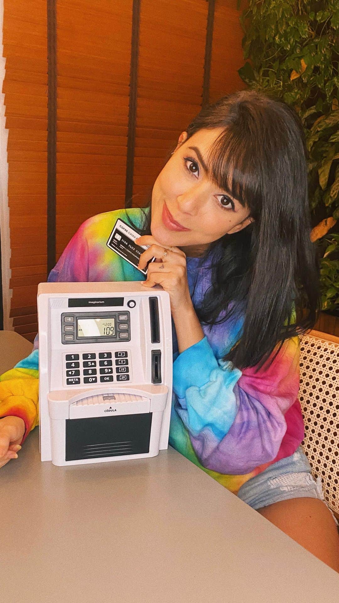Gabriela Salesのインスタグラム：「Ela junta o dinheiro dela kkkk. Abrindo meu cofre caixa eletrônico junto com vocês. Gostei, porém podia sacar os dinheiros pela boca tb kkkk」