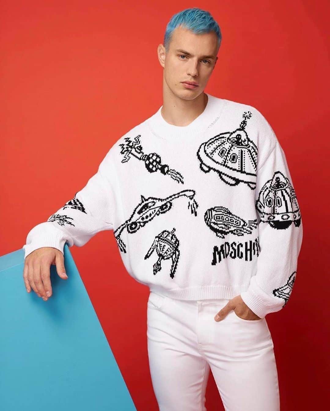 Moschinoさんのインスタグラム写真 - (MoschinoInstagram)「#Repost @vman ・・・ For @moschino’s Spring/Summer 2021 pre-collection, creative director @itsjeremyscott brings the FUN, unveiling his latest lineup filled with eccentric patterns, vivid colors, and designs that bring our playful side out! Complete with a vibrantly painted backdrop and geometric-shaped props, the models show off several bold prints including polka dots, stripes, and space-themed graphics. Perfectly pairing the super retro aesthetic with its equally upbeat designs, Moschino brings the effervescent charm of fashion back into our hearts.  @denek_k #denekkania  photo: @marcus_mam  Brand: @moschino Creative Director: @itsjeremyscott」7月22日 12時27分 - moschino