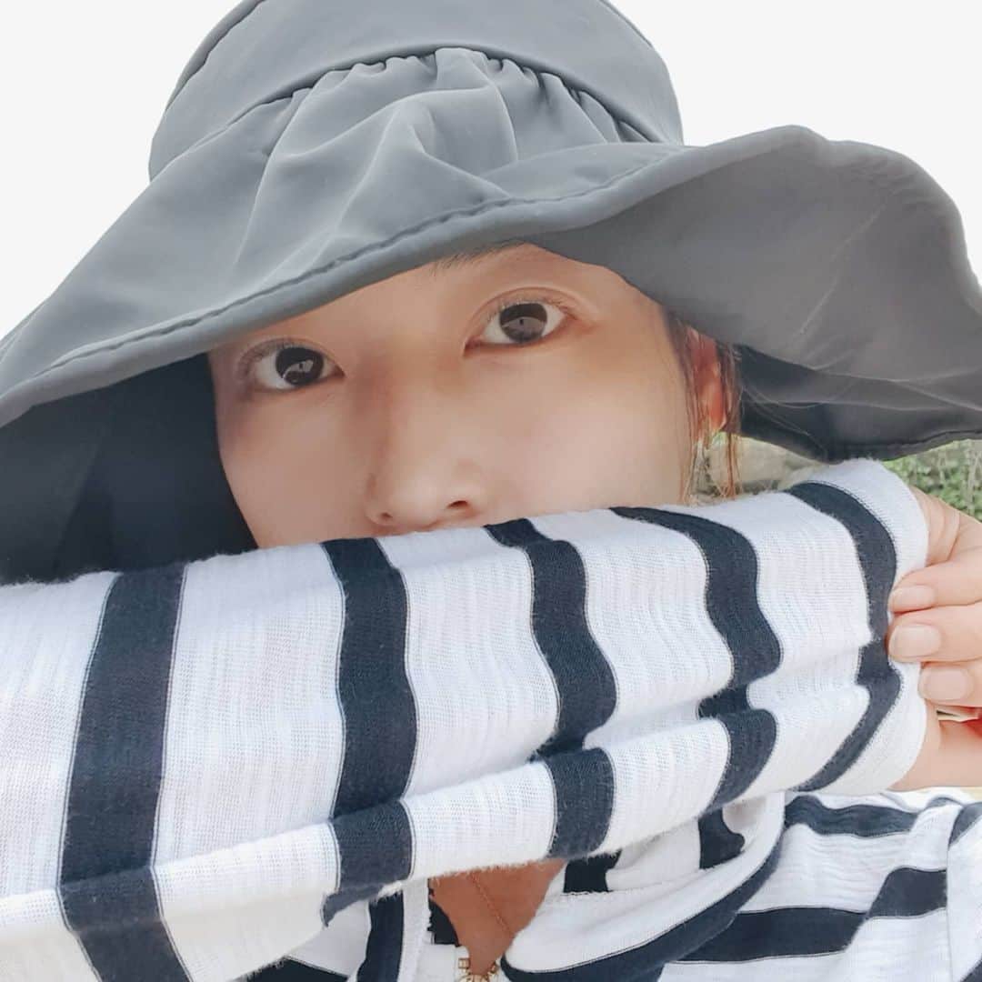 チョン・ダへのインスタグラム：「드라이브 중에 우리 가족 놀이터 발견!!! 아들은 게를 잡고 채집에 관심 없는 딸은 모래놀이🏖 ᆞ ᆞ 더이상 타지 않겠다는  굳은 결심에 찬 의상선택ㅋㅋ 제주도는 안개가 자욱해도 타는것 같아요😭 #딸래in제주 #제주도」