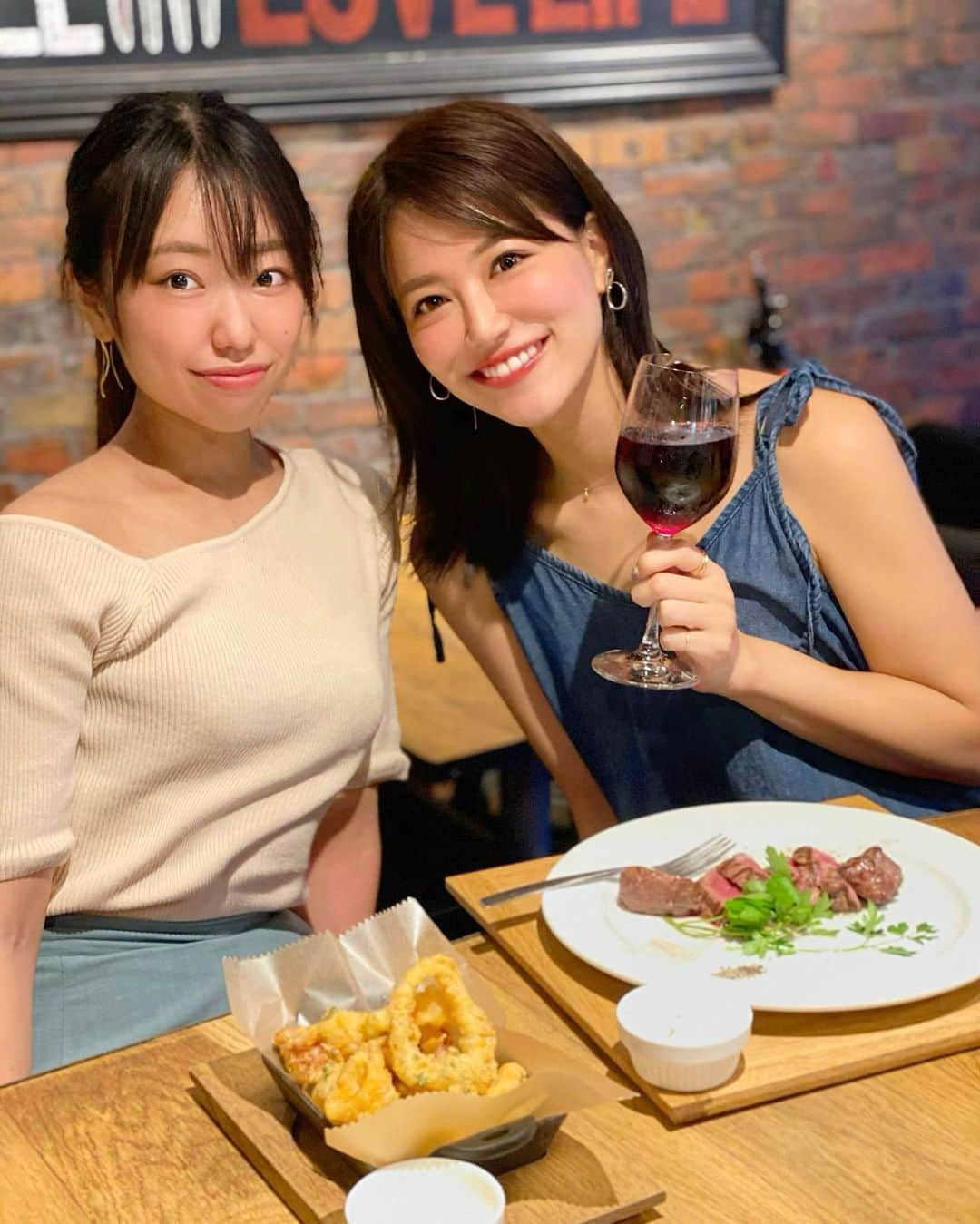 石井里奈さんのインスタグラム写真 - (石井里奈Instagram)「こんにちは💕 . お昼は里奈ログ😋✨ 昨夜はいつもお世話になってるトレーナーの @1.rika.29 の独立祝い🍷💕 . 六本木にある @bistrovino_roppongi でイタリアンディナーを🍴💕 . 最初バーニャカウダ、グリルチキンサラダ、ヒレ肉ステーキと、ヘルシーメニューをオーダーしてましたが、おいしいお酒で会話も弾み、イカのフリット、ウニのパスタ、ティラミスまで🐷💕 どの料理も本格的でとっても美味しくて大満足🙆‍♀️❤️ . お酒の種類も豊富にあるのでお酒好きのりかちゃんも喜んでくれました😍笑 . テラスもあって天気が良かったら外でご飯も気持ち良さそう🙆‍♀️ しかも❣️ 私のの投稿をみて来店してくださると、ドリンクまたはデザート1つ無料サービスしてくださるそうです🙏❣️ とってもお得なので、この機会にぜひ！！ . まだ20代前半のりかちゃんに若いパワーをもらえて楽しい夜になりました💕 食べた分はまた厳しくトレーニングしてもらいます🙆‍♀️笑 . 午後も頑張ろうね💕 私が来ているワンピは @acym_official です❤️ . #bistrovinoroppongi #ワイン好きと繋がりたい #りなまるグルメ #女子会 #六本木 #六本木ディナー #六本木グルメ #イタリアン #ヘルシーメニュー #サラダランチ #女子会 #ワイン #ワイン好き #ワインに合う料理 #ペアリング #ワインペアリング #お祝い #お祝いごはん #食事管理 #管理栄養士 #食事指導 #トレーナー #パーソナルトレーニング #グルメ #グルメ女子 #肉 #ステーキ #肉好き #steak #チキン #タンパク質」7月22日 12時37分 - ri7tin1025