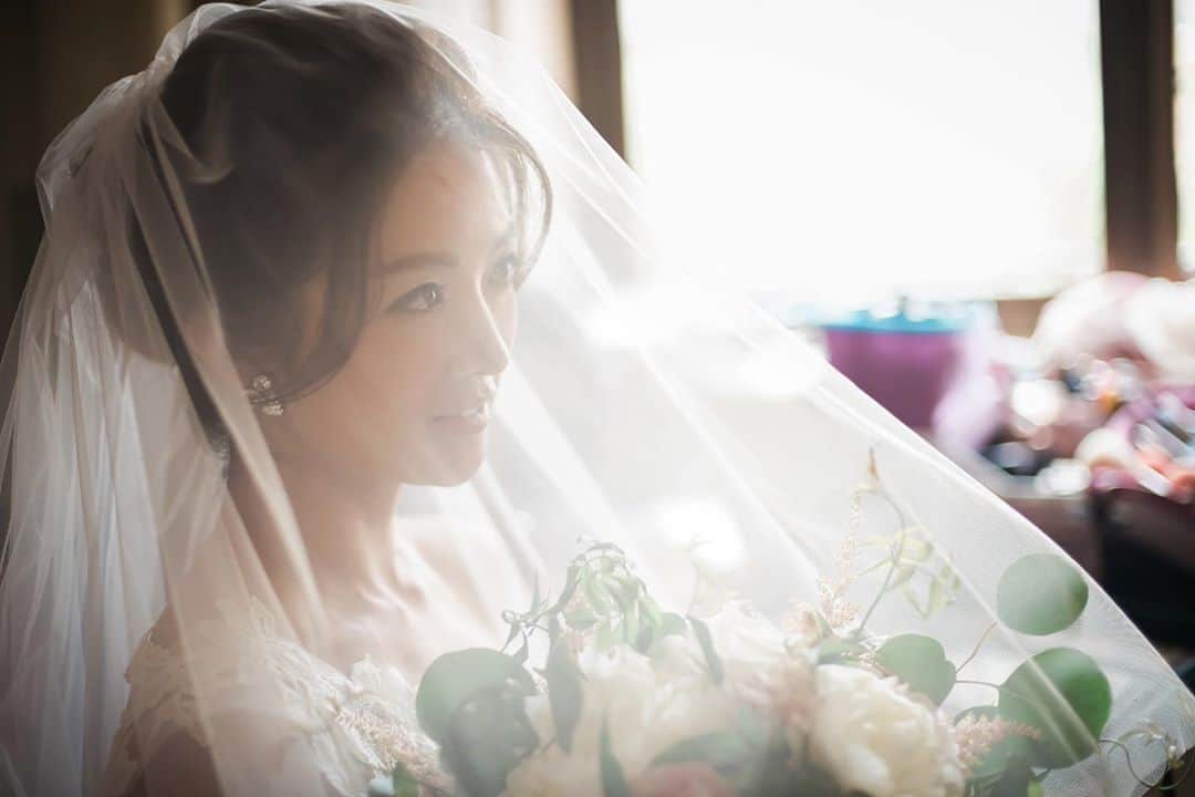 RealWeddingsのインスタグラム：「優しい雰囲気をもつ美しいBride。﻿ 華やかさにぐっと引き込まれます。﻿ ﻿ Planning:@realweddings_hawaii﻿ Photo:@visionarijapan﻿ ﻿ ✴︎✴︎✴︎﻿ ﻿ 【期間限定キャンペーン】﻿ 7月末までに新規ご相談予約をしていただいたお客様対象に、人気の提携ドレスサロン6社から選べるドレス&タキシード最大38万円分のレンタル料をプレゼント！﻿ 詳細はReal Weddingsのホームページ・メール・お電話にてお問い合わせくださいませ。﻿ ﻿ #ハワイ挙式#ハワイウェディング#ハワイ婚#リゾ婚#リゾ婚ハワイ#海外ウェディング#ハワイ結婚式#プレ花嫁#フォトウェディング#海外挙式#花嫁準備#日本中のプレ花嫁さんと繋がりたい#全国のプレ花嫁さんと繋がりたい#リゾートウェディング#2020秋婚#2020冬婚#2021春婚#結婚式準備﻿ #hawaii#wedding#instawedding#instaphoto#hawaiiwedding#hawaiiweddingplanner#realweddings_hawaii」
