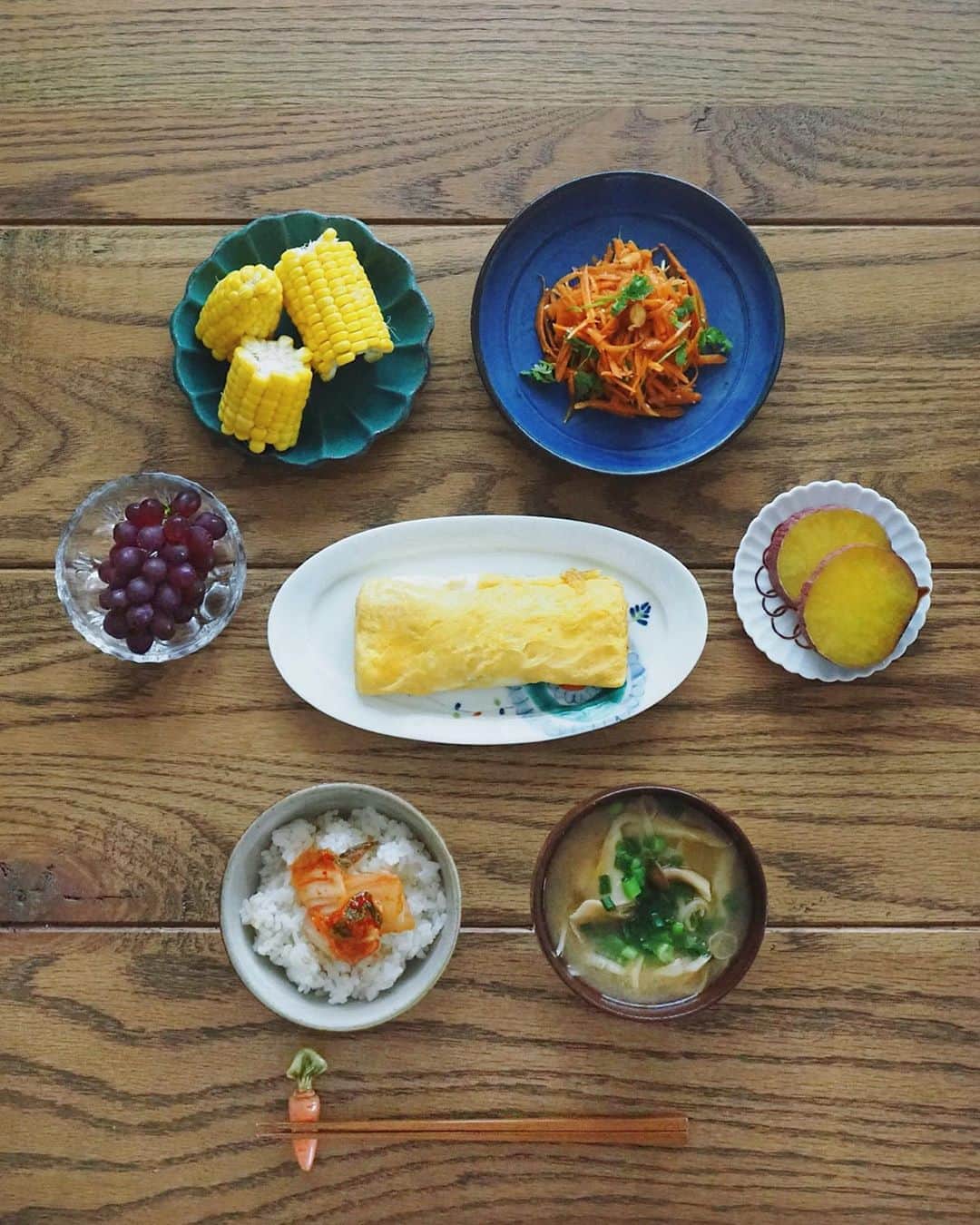 猪鼻ちひろのインスタグラム：「🍚 久しぶりにきのこたっぷりお味噌汁を作ったら美味しくて沁み渡った♡舞茸としめじとネギをたっぷりと。 おうちで育ててたパクチーは、ほぼダメになってしまいそうだったので(難しいのかなぁ？)人参のラペに入れました🥕  【材料】﻿ にんじん…大1本〜1本半﻿ パクチー…1束﻿ 【ドレッシング】﻿ バルサミコ酢…大さじ2﻿ オリーブ油…大さじ2 レモン汁…大さじ1﻿ 塩・こしょう…各少々﻿ アーモンド(前回はクルミ)…適当に(ローストして砕く) パルメザンチーズ…適量 ﻿ おーすけさん(大葉)と、バジルはめきめきと育ってます。 バジルはジェノベーゼソースにしようかなぁ🌱🍃🌿 #ちひろkitchen #ちひろのごはん #朝ごはん #簡単ごはん #焼くだけ簡単 #切って混ぜるだけ #簡単レシピ #ありがとう」