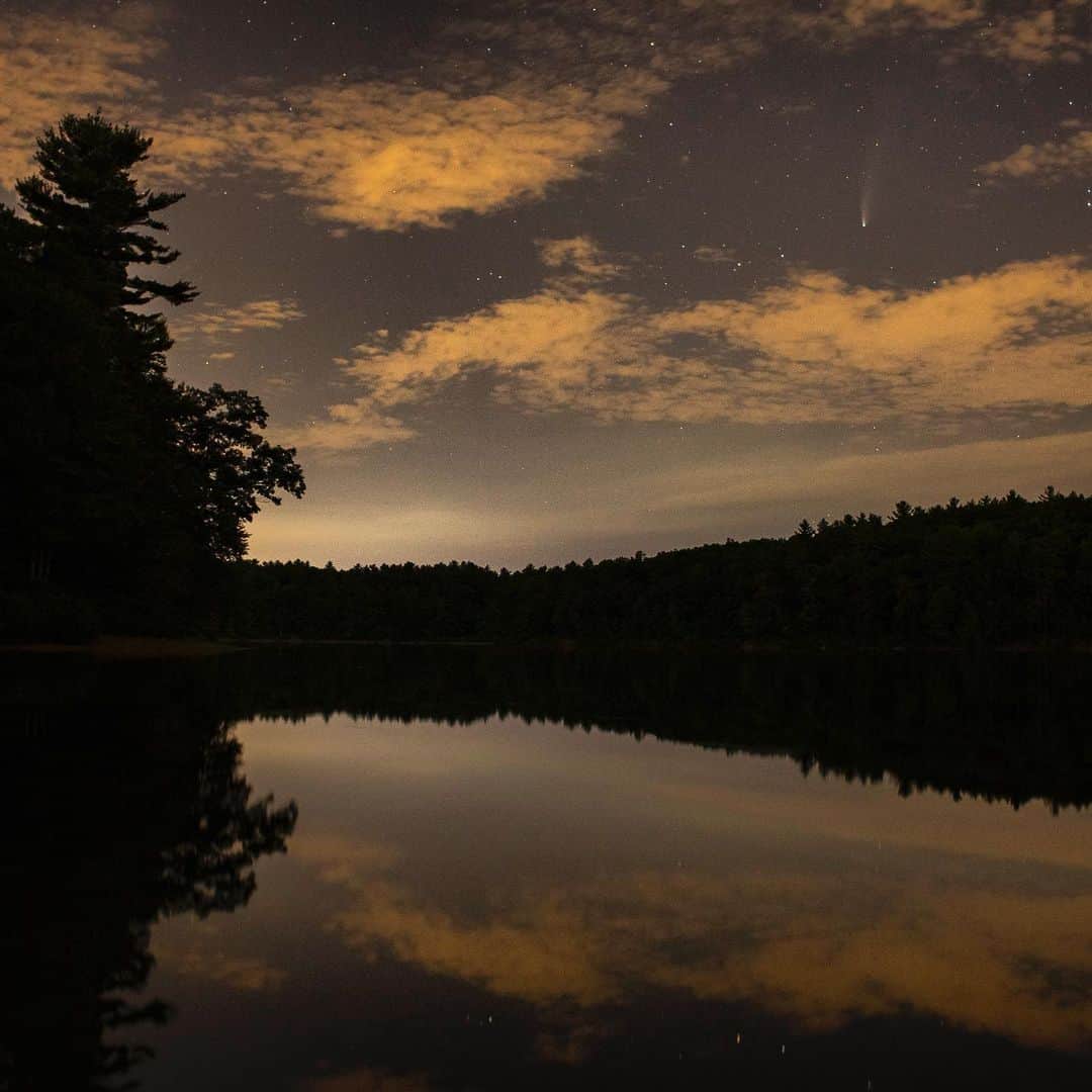 Tim Lamanさんのインスタグラム写真 - (Tim LamanInstagram)「Photo by @TimLaman.  Comet NEOWISE over Walden Pond, Concord, Massachusetts, shot earlier this evening, July 21.  Pretty cool to see this celestial traveler visible over one of my favorite local haunts.  It’s a unique addition to my personal project photographing at Walden Pond.  HDT would have enjoyed this!  If you haven’t seen it, it is worth the effort, and on a relatively clear night like tonight, was visible even this close to Boston where the sky is not especially dark.  You can see it with the naked eye, but binoculars help a lot.  4 sec exposure at ISO1600, f2.0, 28mm lens.  #comet #NEOWISE #WaldenPond #Massachusetts #HDT」7月22日 12時48分 - timlaman