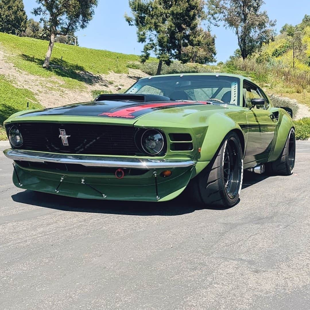 CARLiFESTYLEさんのインスタグラム写真 - (CARLiFESTYLEInstagram)「Love this Widebody BOSS 402 Mustang! Thoughts? Owner @macmaninfi #carlifestyle #boss402」7月22日 13時00分 - carlifestyle