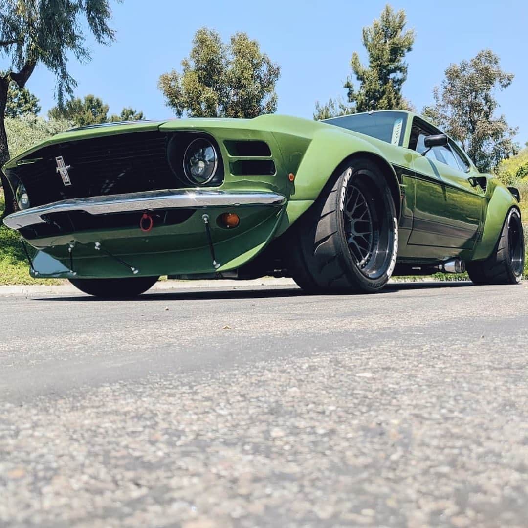 CARLiFESTYLEさんのインスタグラム写真 - (CARLiFESTYLEInstagram)「Love this Widebody BOSS 402 Mustang! Thoughts? Owner @macmaninfi #carlifestyle #boss402」7月22日 13時00分 - carlifestyle