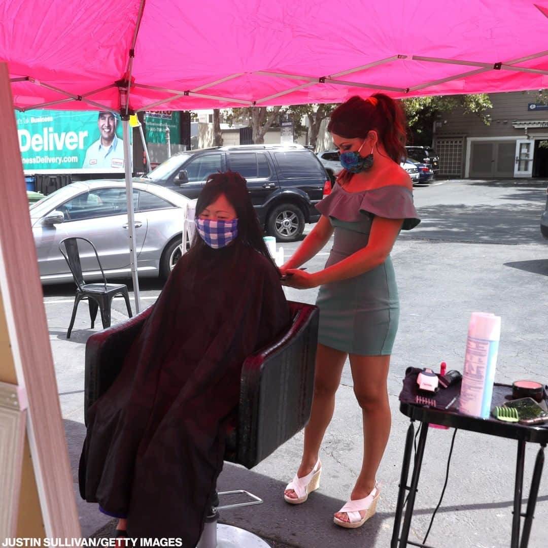 ABC Newsさんのインスタグラム写真 - (ABC NewsInstagram)「OUTSIDE BUSINESS: Stylist Regina Muslimova gives a haircut in the parking lot behind a salon in Walnut Creek, California. Her salon reopened its doors to clients for haircuts a day after California Gov. Gavin Newsom announced guidance for barbershops and hair salons to offer haircuts in an outdoor setting.⁣ ⁣ According to the new guidelines, "outdoor operations may be conducted under a tent, canopy, or other sun shelter as long as no more than one side is closed, allowing sufficient outdoor air movement."」7月22日 13時01分 - abcnews