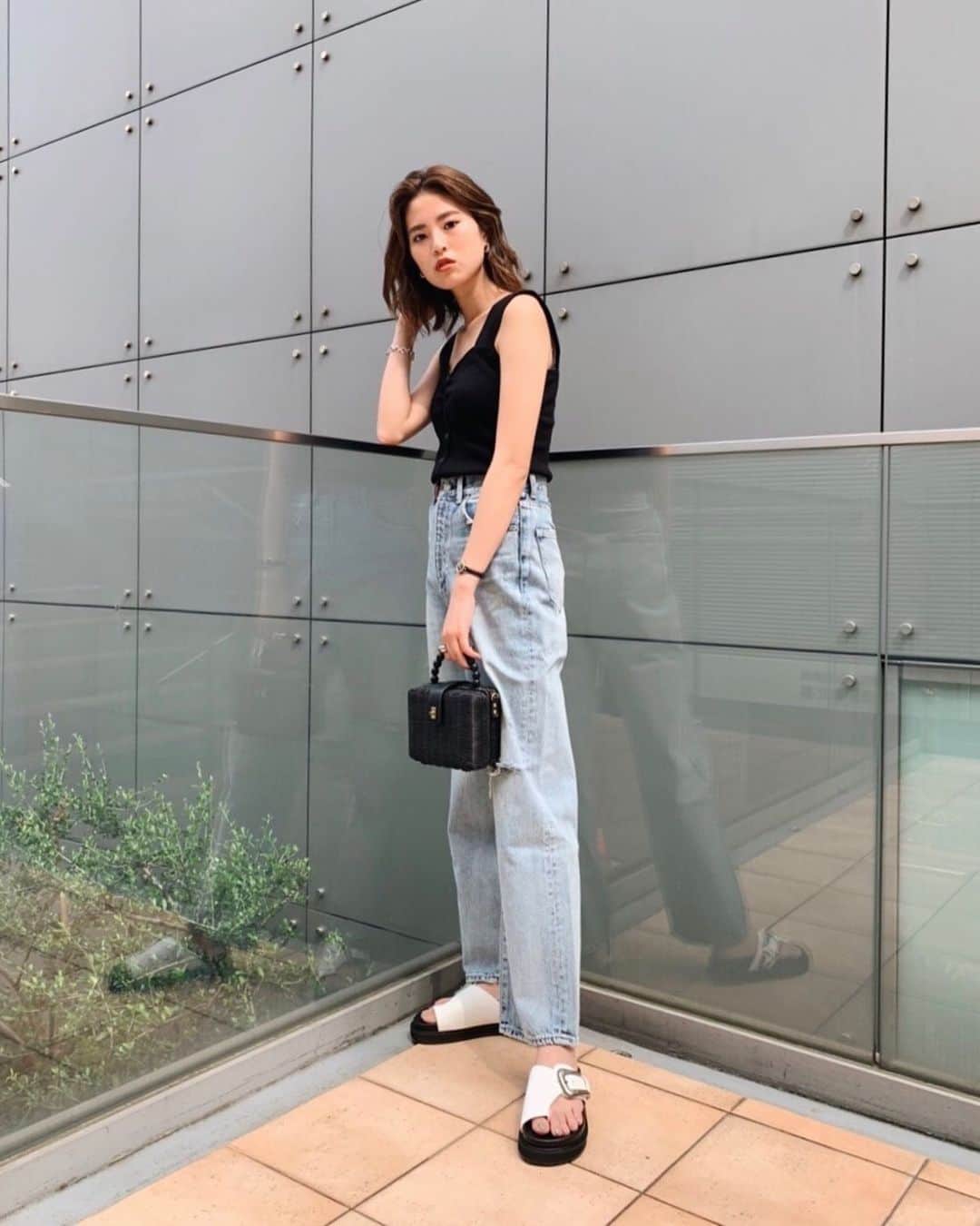 MOUSSY SNAPさんのインスタグラム写真 - (MOUSSY SNAPInstagram)「#MOUSSYSNAP @okuyama_akane 169cm ㅤㅤㅤㅤㅤㅤㅤㅤㅤㅤㅤㅤㅤ HIGH WAIST CRASH LOOSE STRAIGHT(010DSS11-0330) #MOUSSYJEANS FRONT GATHER KNIT CAMISOLE(010DSW70-0890) WESTERN COMFORT SANDAL(010DST52-0990) TINY RATTAN BAG(010DSH51-1960) ㅤㅤㅤㅤㅤㅤㅤㅤㅤㅤㅤㅤ #MOUSSY」7月22日 13時04分 - moussysnap
