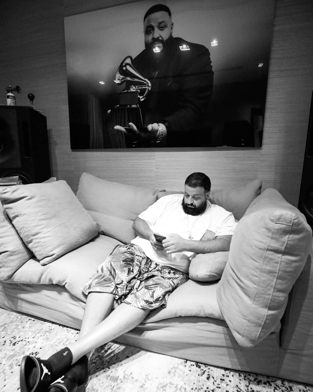 DJキャレドさんのインスタグラム写真 - (DJキャレドInstagram)「ALBUM MODE 🎶 STUDIO VIBES 🎶 FAN LUV GET SOME REST WE BACK AT IT TOMORROW FIRST TING . #POPSTAR⭐️ #GREECE 🇬🇷 @wethebestmusic  I AM KHALED KHALED 🤲🏽  LUV ALWAYS 🌎」7月22日 13時10分 - djkhaled