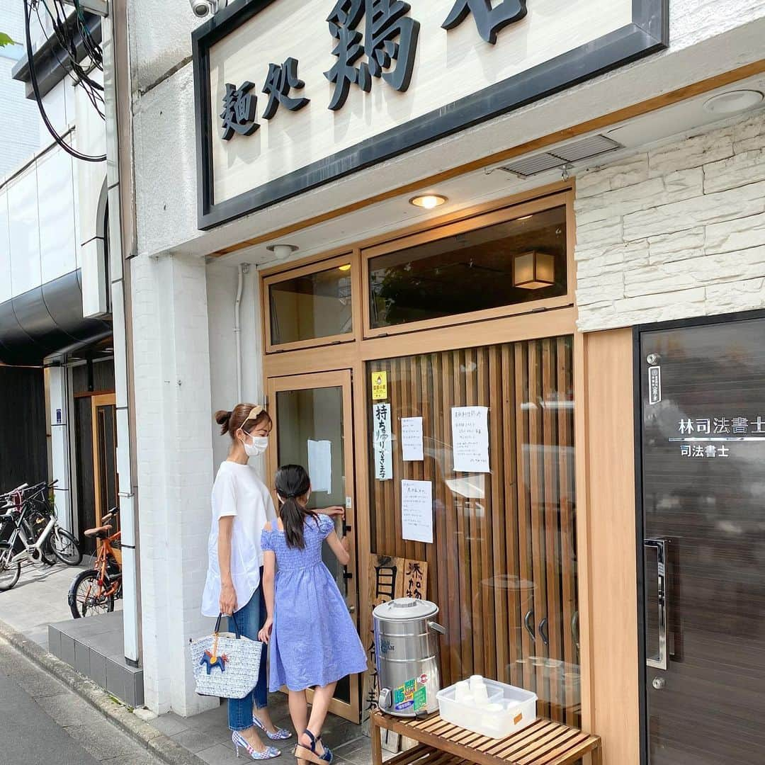 木本泉さんのインスタグラム写真 - (木本泉Instagram)「-﻿ お昼休みにパッと食べられるラーメン🍜﻿ ﻿ あっさり系、こってり系、両方あって﻿ 私はあっさり醤油味！﻿ ﻿ 豚チャーシューだけでなく鶏の胸肉も入ってます。﻿ ﻿ 京都にしては珍しく、油そばもありました💡﻿ ﻿ あっさりでも濃厚スープで、麺も平らで他にない味で美味しかった😋﻿ 行列のできるお店だけある。﻿ ﻿ しかし、食べた後は喉が乾く😅﻿ アイスコーヒーが飲みたくなります☕️﻿ ﻿ #ラーメン#京都ラーメン#鶏谷#醤油ラーメン」7月22日 13時26分 - izumikimoto