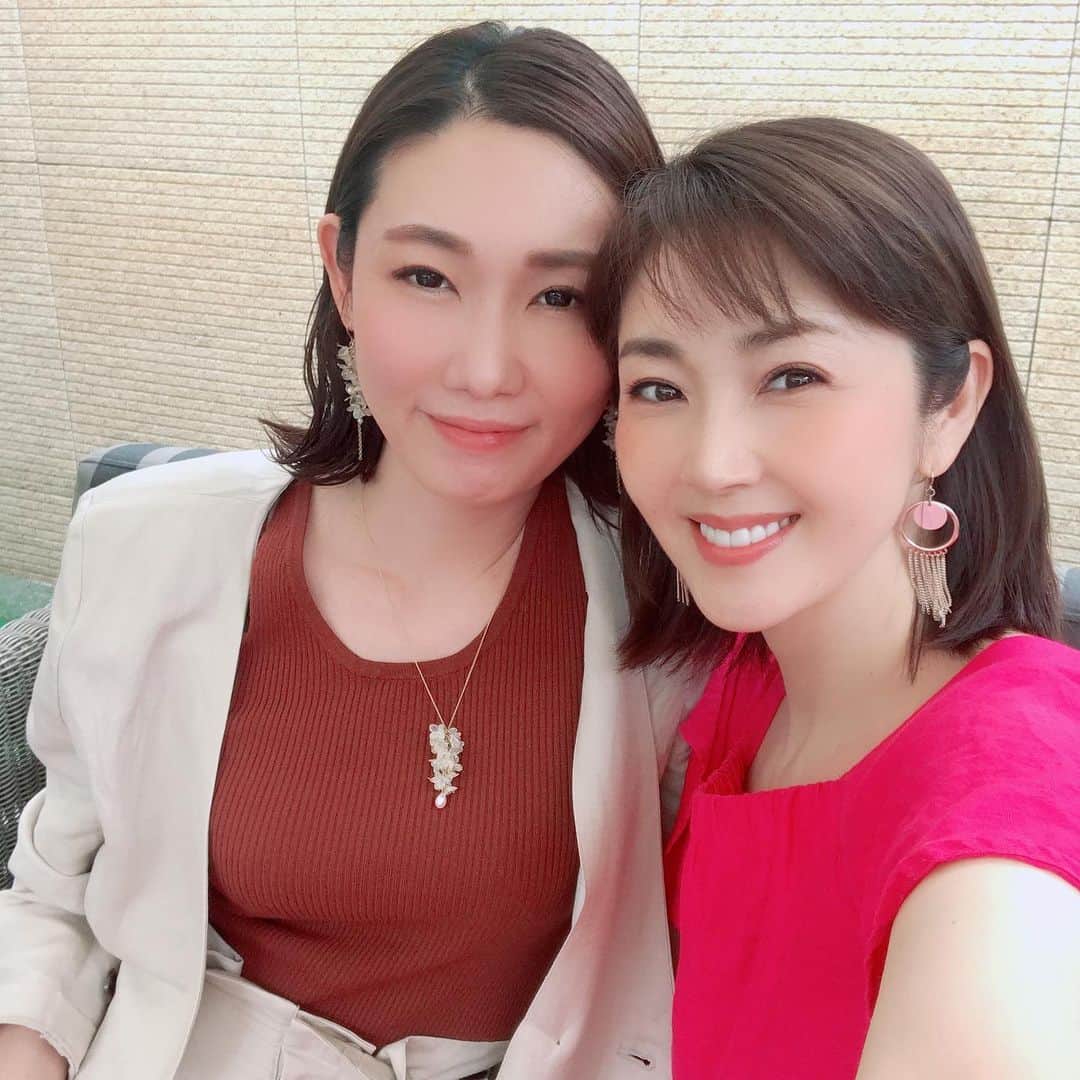 芦田桂子さんのインスタグラム写真 - (芦田桂子Instagram)「ファッションショーで各地を一緒に廻った広島モデル時代の後輩が今ではアジアで大人気のハンドメイドジュエリーデザイナーに転身✨ 本日から大阪でイベント開催されるようです！ 関西にお住まいの方は是非❤️ ・ Repost @jyushijyo with @get_repost ・・・ #樹脂の女 本日より⤴️阪急梅田本店で開催してます﻿ ﻿ ✺在廊時間について✺﻿ 初日は、ほぼいます💪﻿ 他　12:00~20:00﻿ 休憩に行っている時は﻿ 売り場スタッフに声かけてください🙏﻿ すぐ行きます👌﻿ ﻿ ✺Event✺﻿  阪急うめだ本店﻿  3階  プロモーションスペース31﻿  7/22(水)~28(火)﻿ 初大阪出店となります⤴️﻿ ﻿ コロナ対策について﻿ マスクにて対応させて頂き、少し遠くからの接客となります💦ご了承ください💦﻿ ﻿ ﻿ ﻿ #アメリカンフラワー﻿ #ディップアート﻿ #フープピアス﻿ #アメリカンフラワーアクセサリー﻿ #dipart﻿ #樹脂飾品設計﻿ #Americanflower﻿ #繊細清透﻿ #日本水晶花樹脂耳環﻿ #阪急うめだ本店﻿ #阪急梅田百貨店﻿ #ひまわり﻿ #ひまわり耳飾り﻿ #向日葵耳飾り﻿ ﻿」7月22日 13時21分 - keiko_ashida