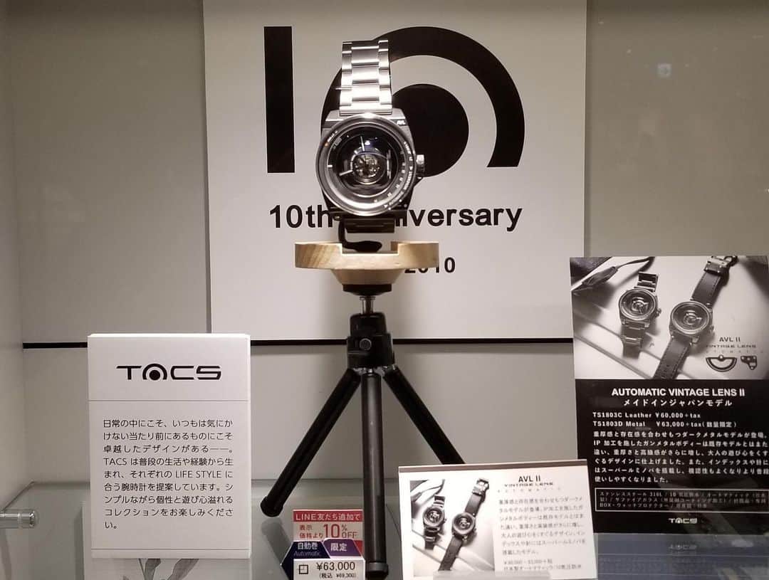 TACS Japanさんのインスタグラム写真 - (TACS JapanInstagram)「.﻿ 【10周年記念✨ショップインタビュー企画❗️】﻿ ﻿ TACS10周年を記念し、TACSを販売している素敵なショップをピックアップし、インタビューを実施。﻿ スタッフの方が感じるTACSの印象などお聞きしました！本日より、1店舗ずつ投稿いたします。﻿ ﻿ —————————————﻿ ﻿ ⬛︎オンタイム渋谷ロフト店﻿ ﻿ わくわくするデザインが多く「ドキッ」とする時計です。﻿ DAY＆NIGHTは正直時刻を見るアイテムとしては、﻿ 難しいかなぁ…と思いきや、愛用の方が「さほど気にならないよ、心に余裕が生まれる時計だね」と教えて頂きました。﻿  また、カメラ好きでなくても、一目で興味をそそられる﻿「LENS」コレクションは注目度あるデザインです。﻿ 魅力ある『TACS』を是非オンタイム渋谷ロフト店で﻿ご覧ください。﻿ ﻿ —————————————﻿ ﻿ インタビュー掲載の店舗様は、世界限定500本「VINTAGE LENS AUTOMATICII TS1803K」を取り扱っております。﻿ ※在庫切れ・完売の場合はご了承ください﻿ ﻿ ﻿ Unique is Simple.﻿ ﻿ #tacs ﻿ #タックス ﻿ #tacsjapan ﻿ #uniqueissimple ﻿ #プロダクトデザイン」7月22日 13時27分 - tacsjapan